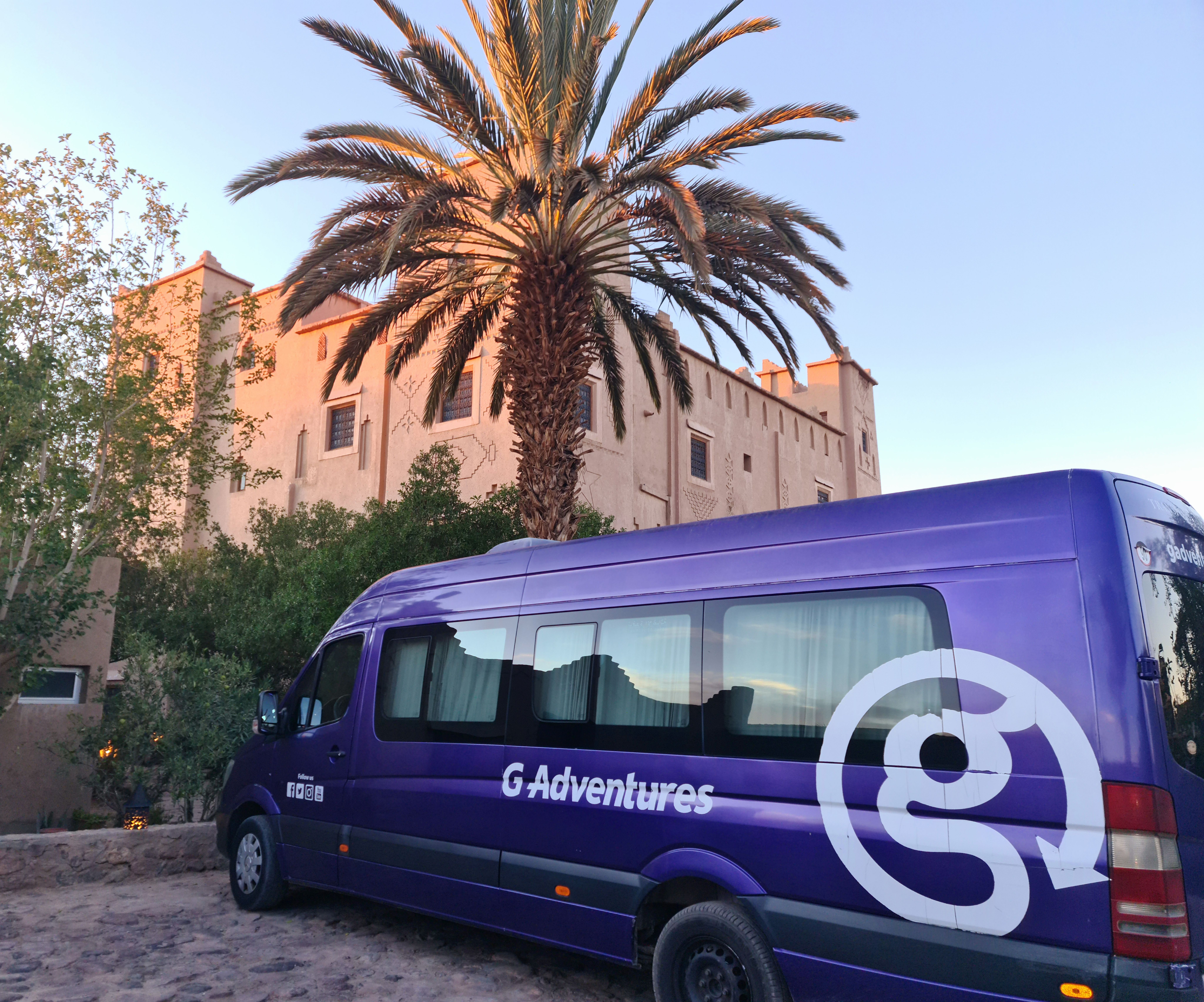 Parking façade et mini bus G Adventure