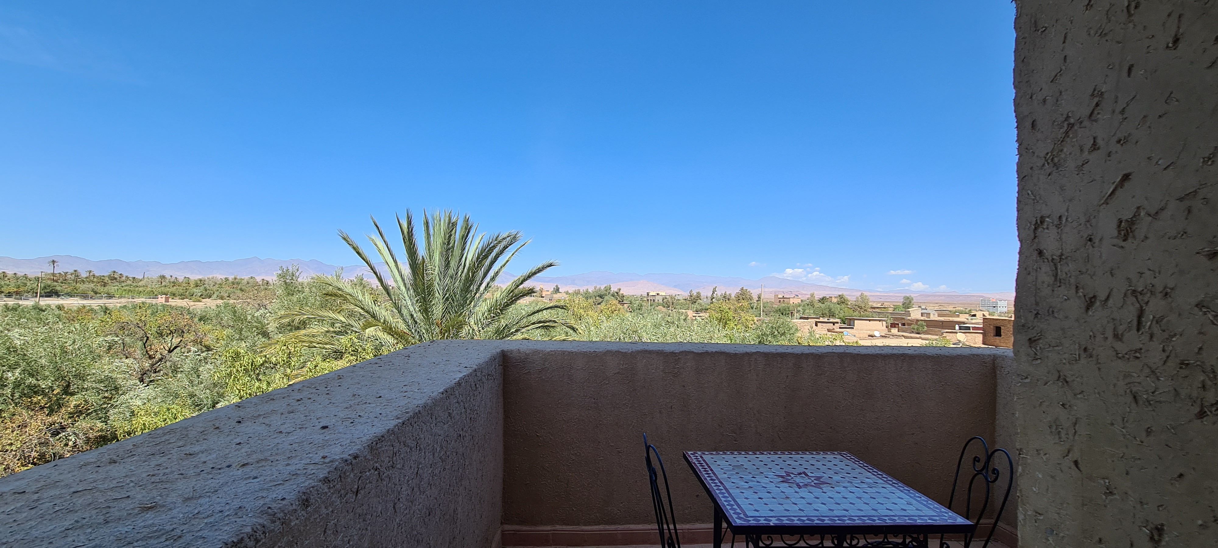 Entrée d'une suite junior avec vue sur les montagnes