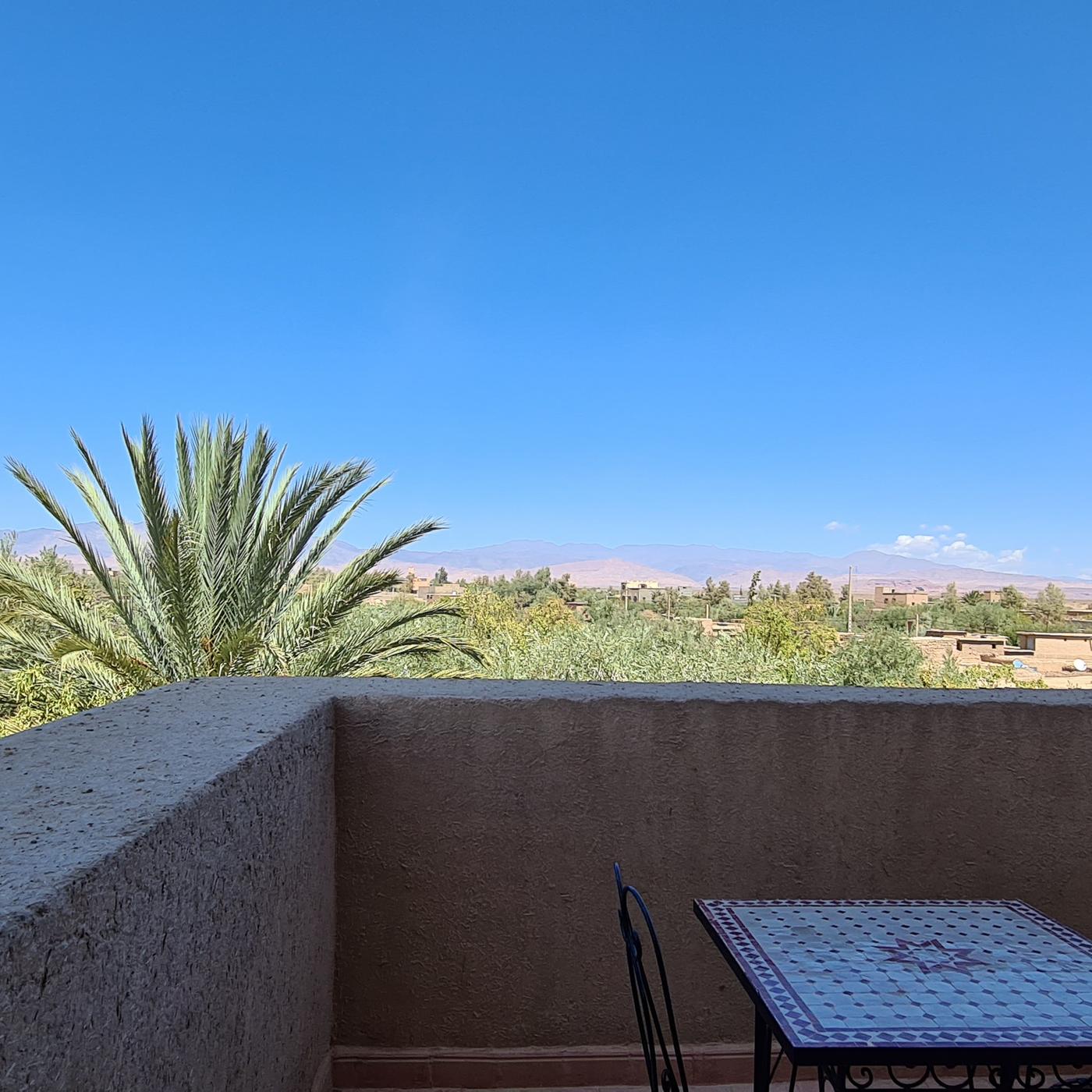 Entrée d'une suite junior avec vue sur les montagnes