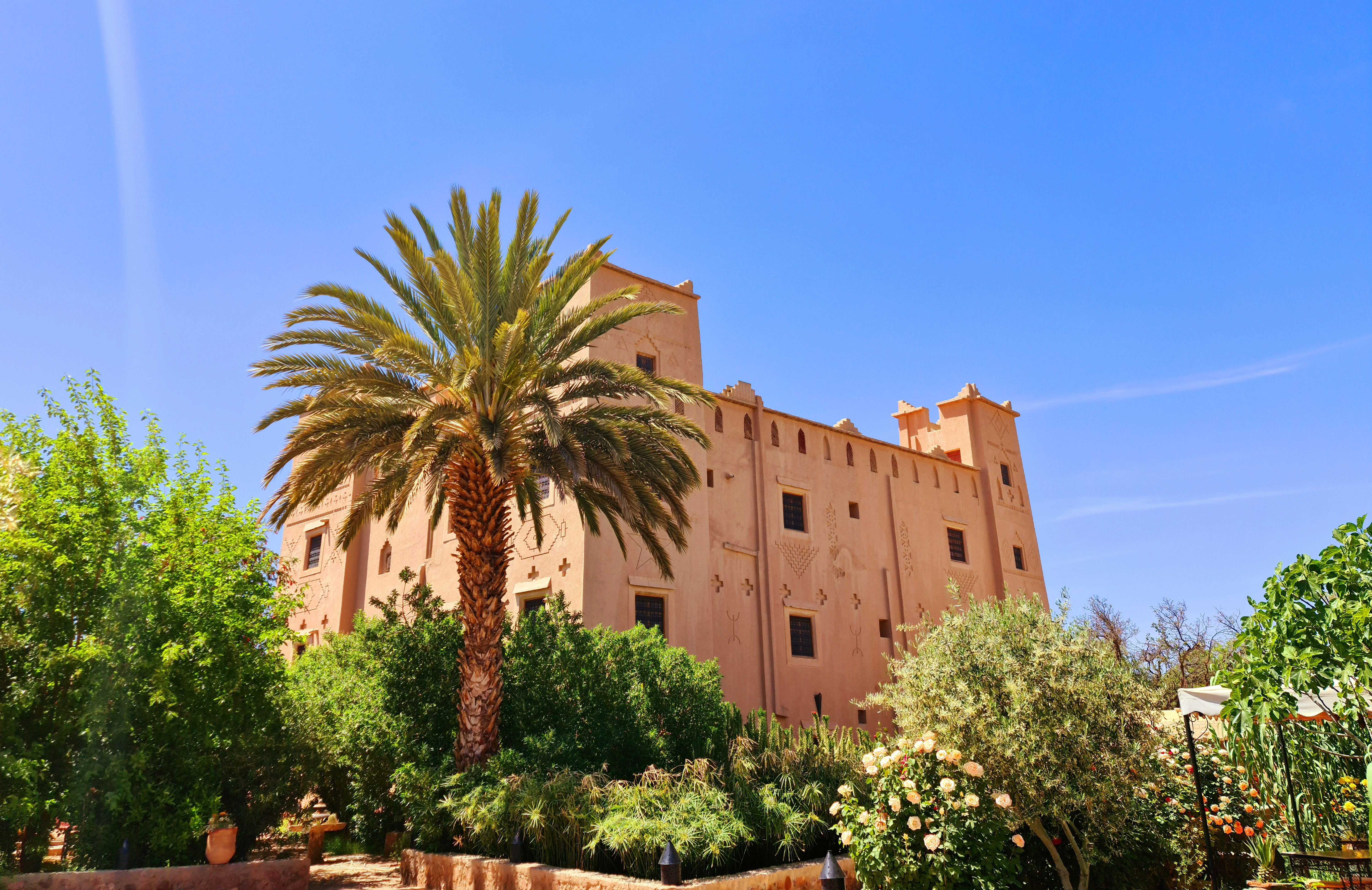 Kasbah entière avec jardin fleuri vue générale 