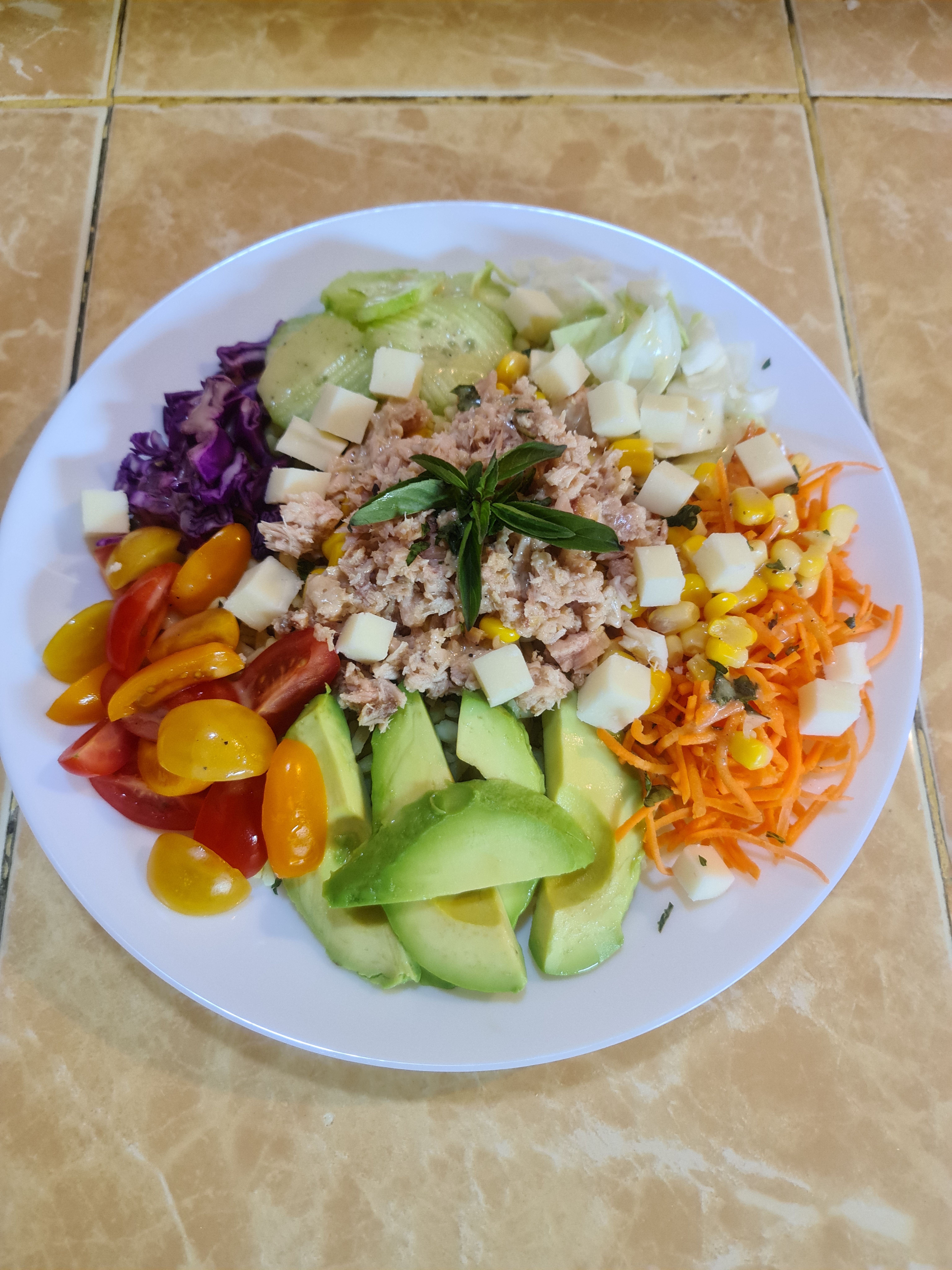 Salade composée de légumes et thon pour déjeuner léger
