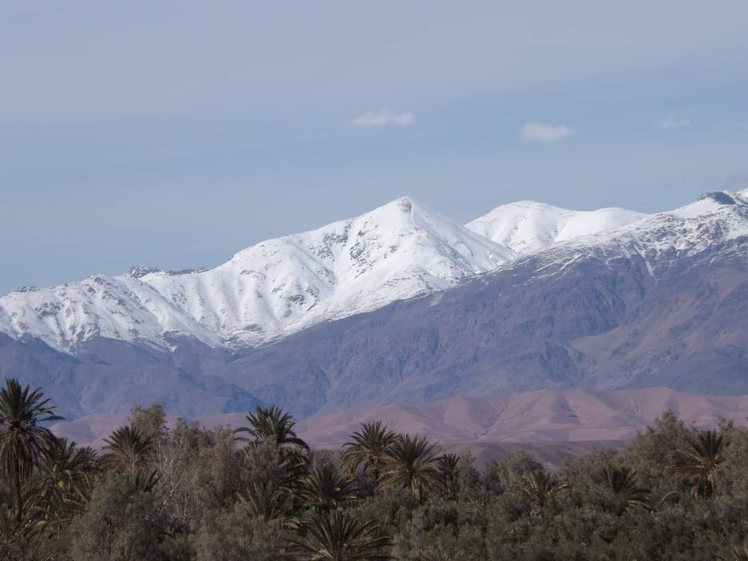 Montagnes enneigées vue de la terrasse de la Kasbah