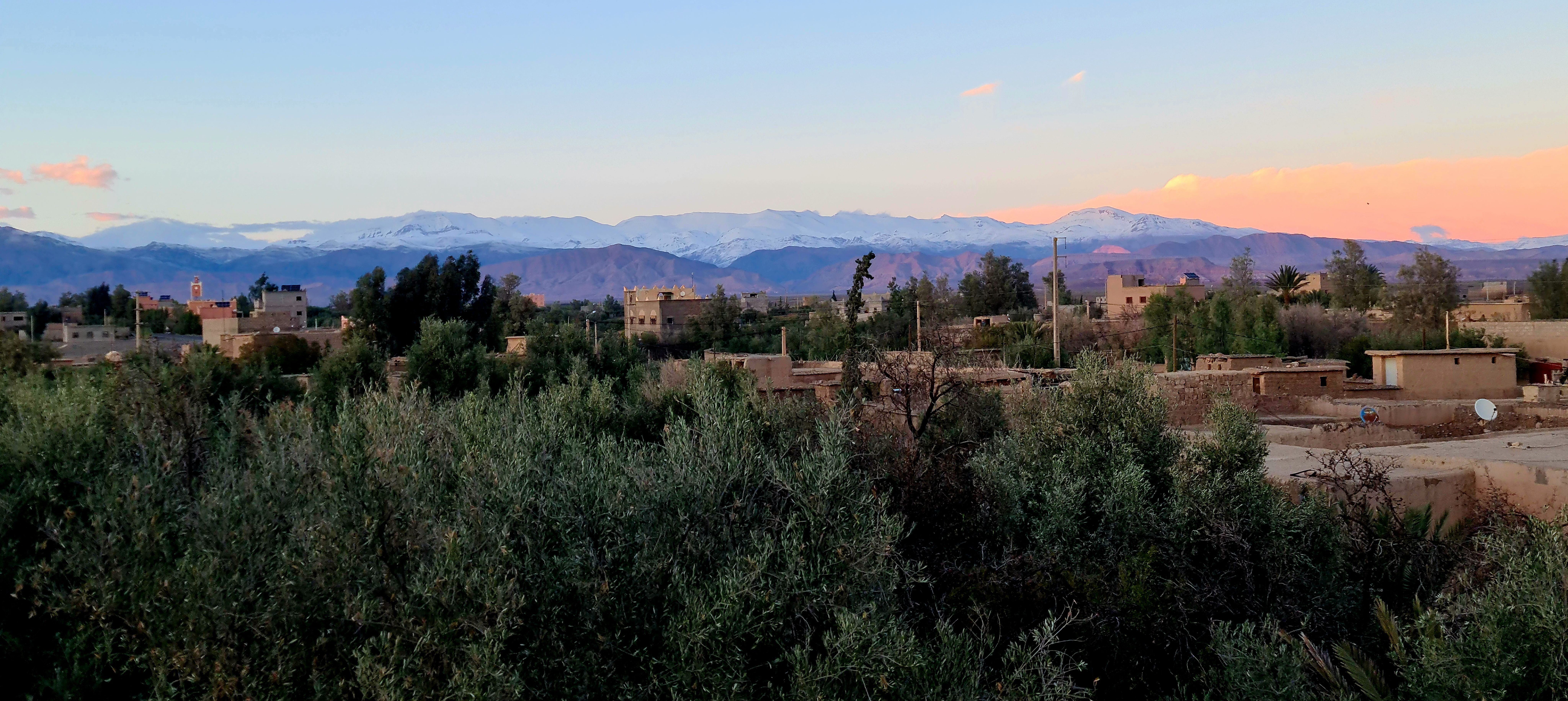 Vue de la terrasse sur les montagnes enneigées (1)