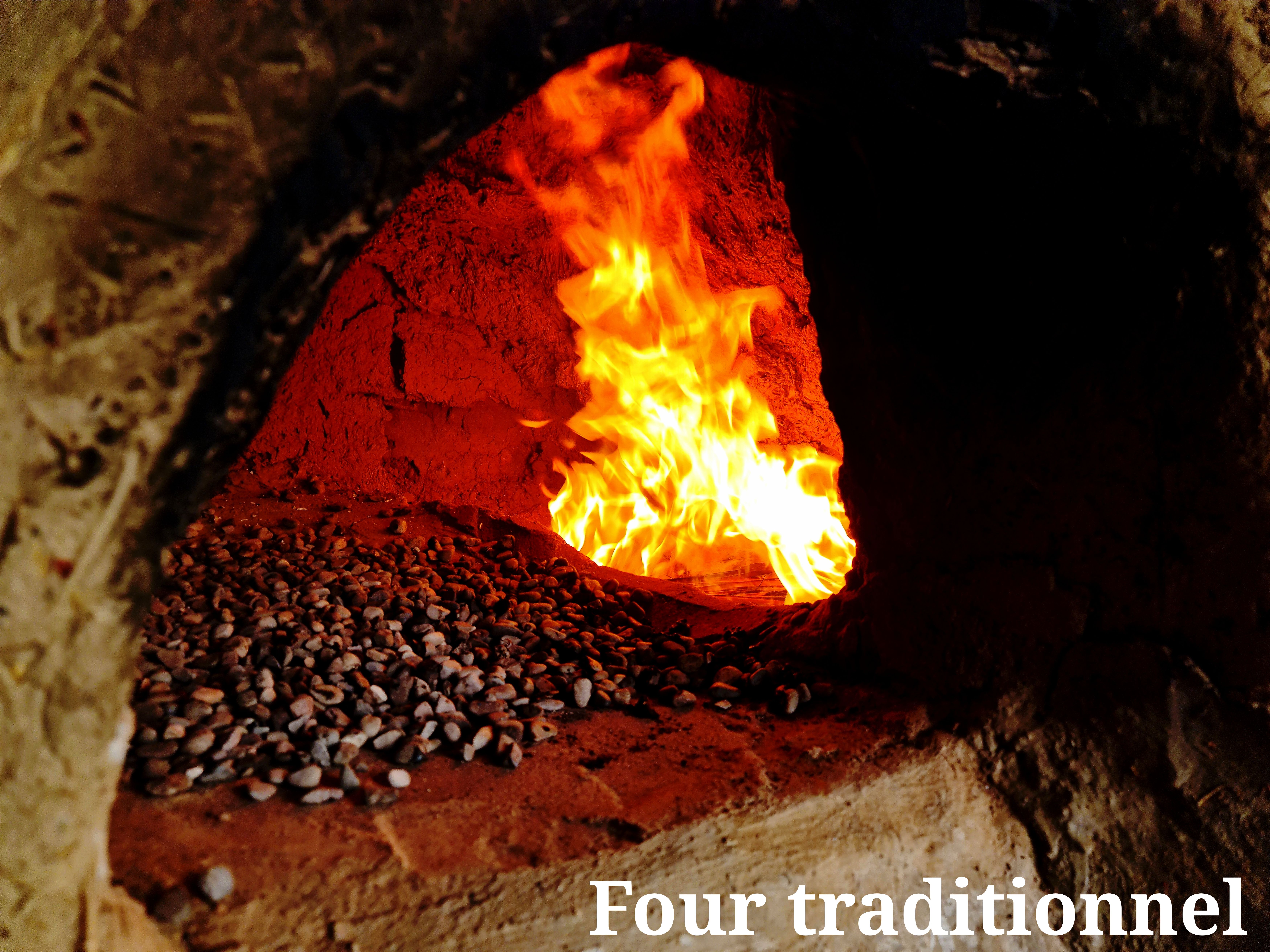 Four traditionnel pour le pain marocain