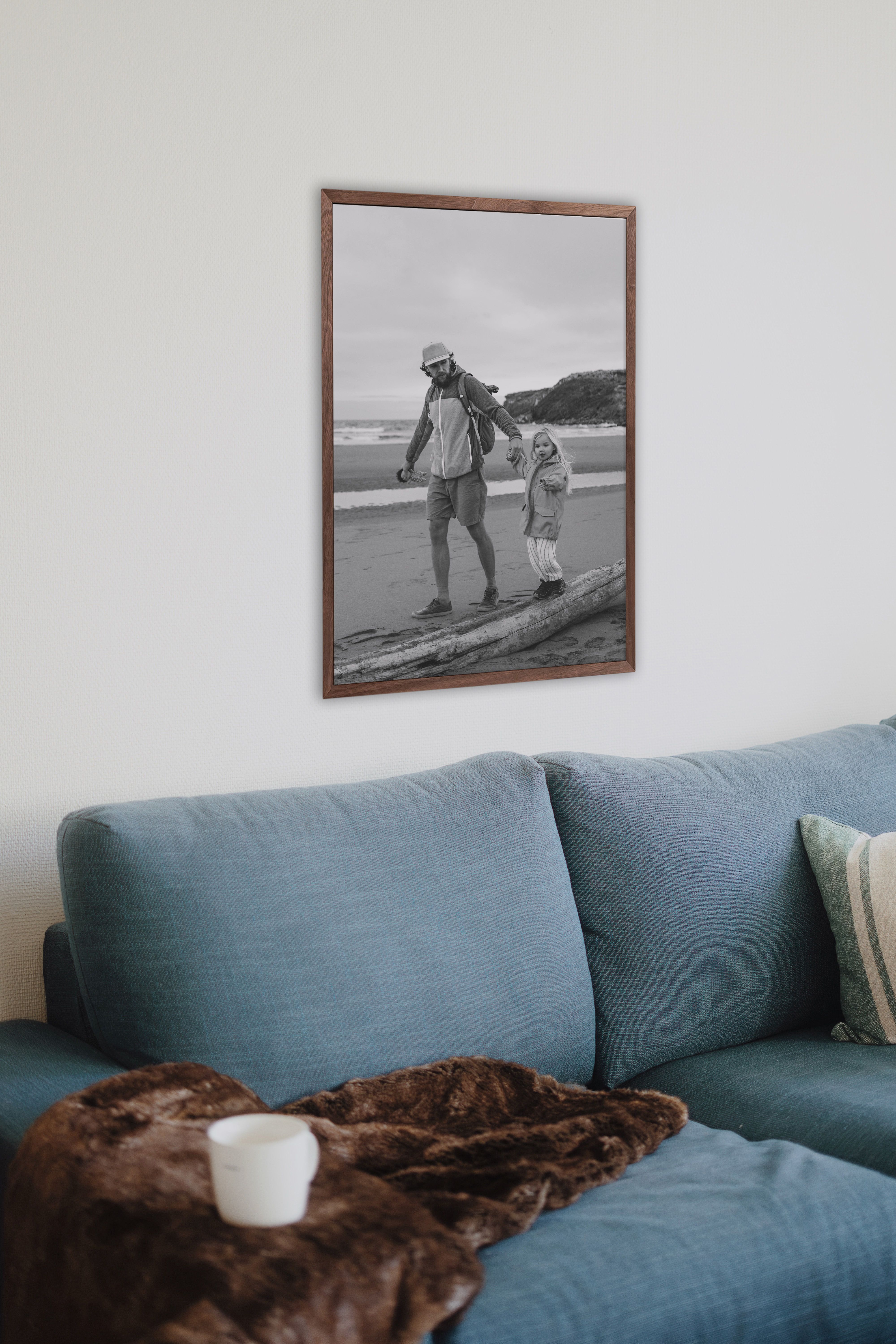 forstørret bilde i en ramme over sofa