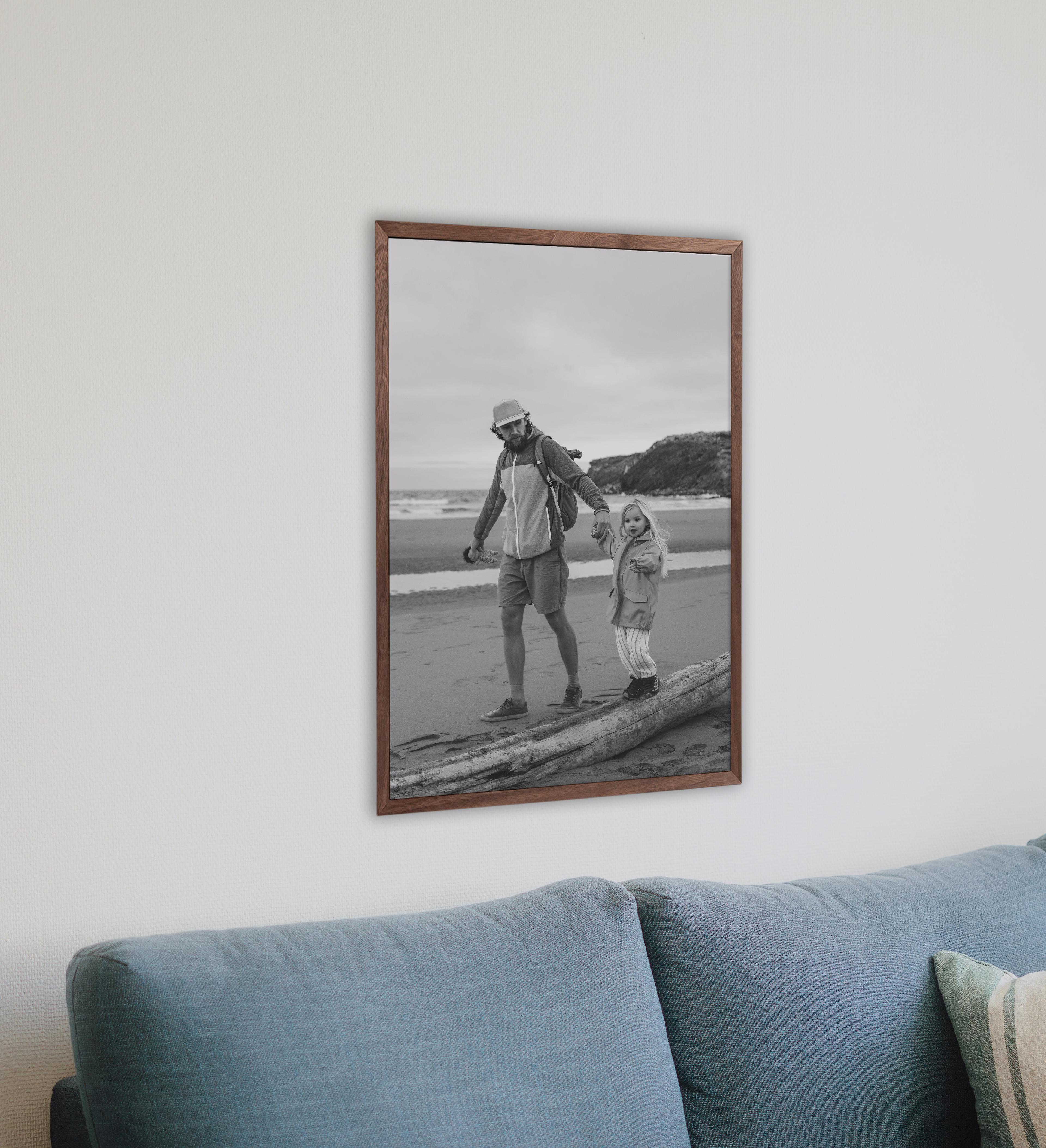 forstørret bilde i en ramme over sofa