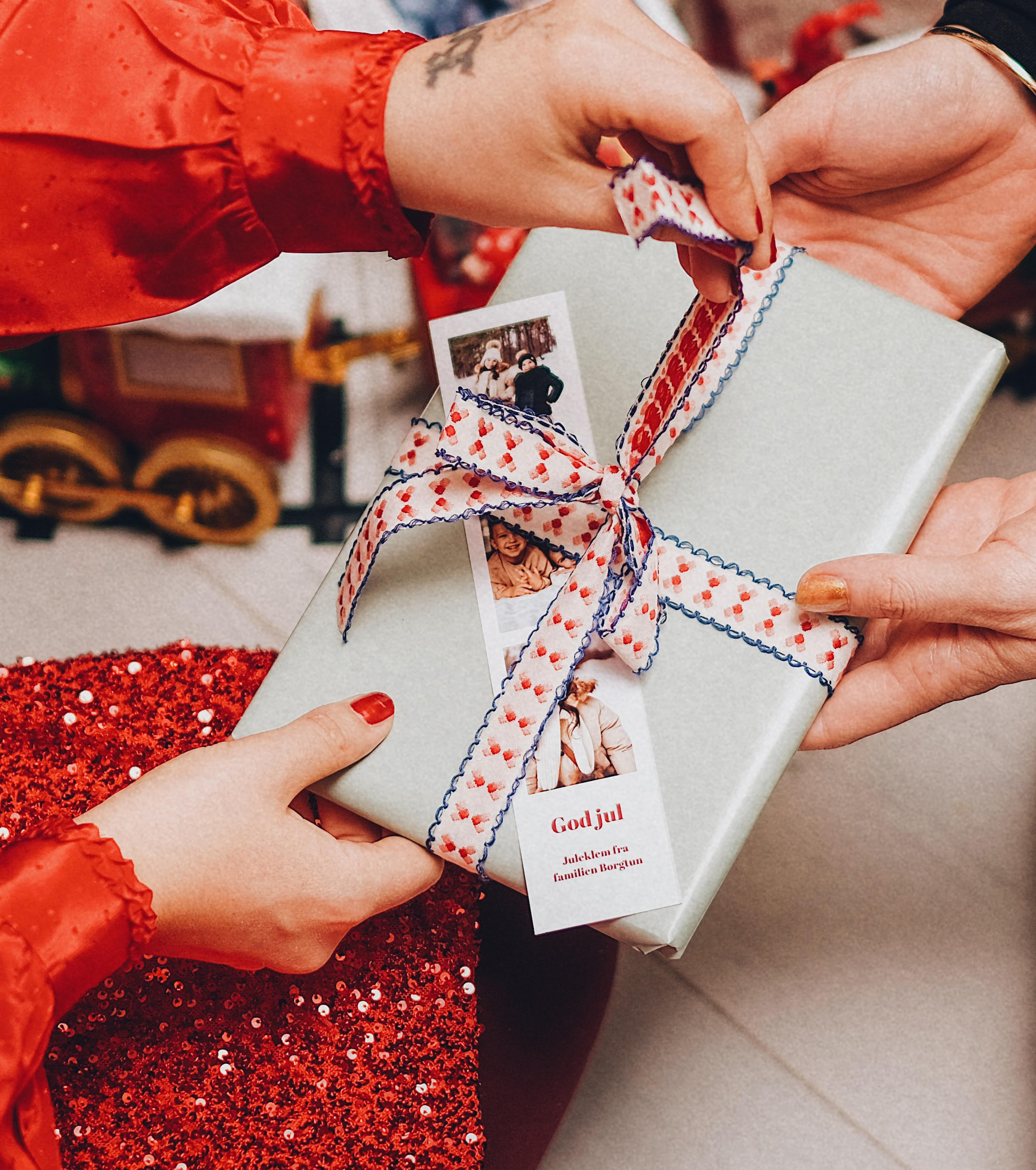 Bilderemse satt på en julegave som til og fra lapp