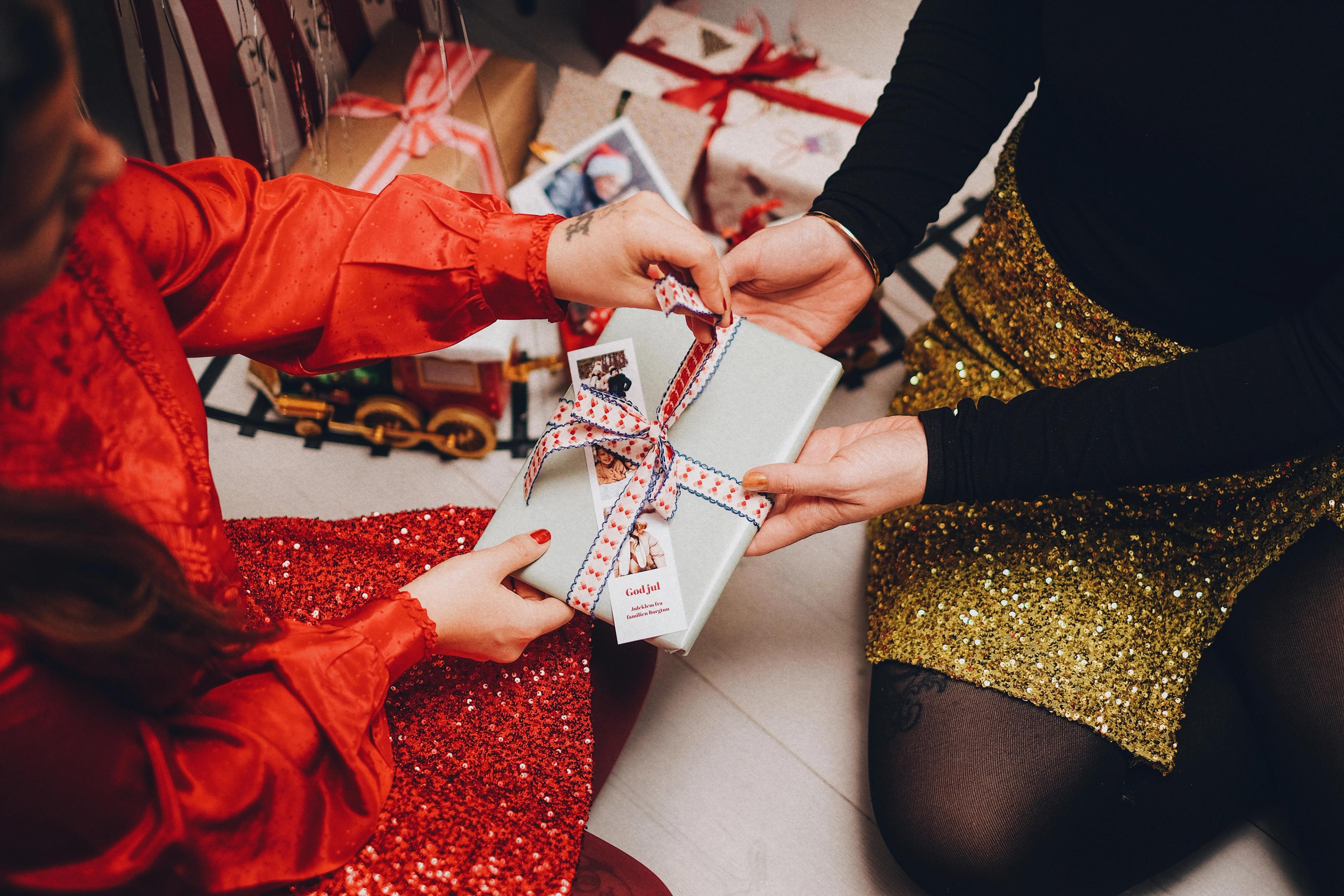 Gave pakkes opp med bilderemse som til og fra lapp, Elite Foto