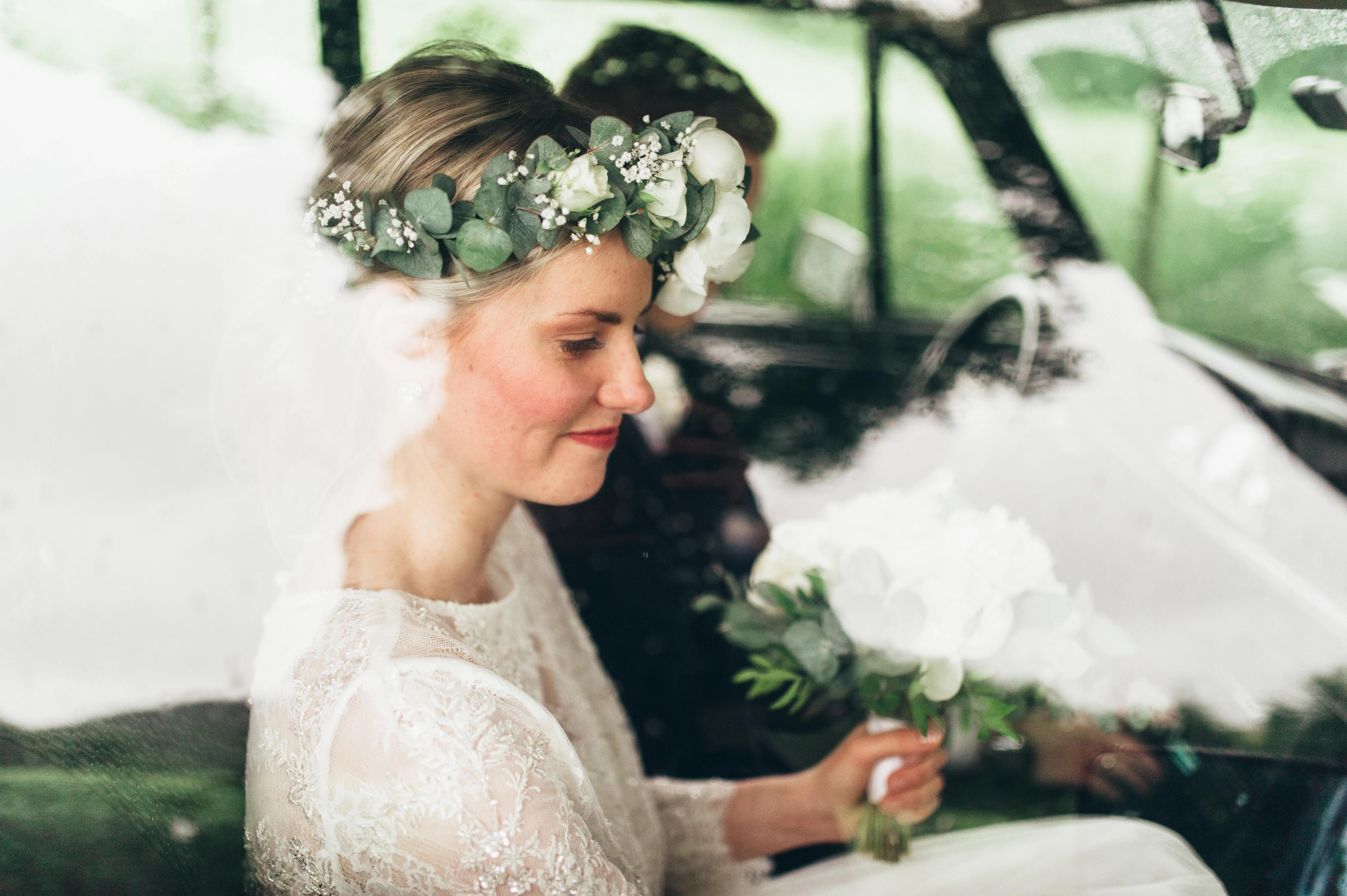 Brudepar i bil etter vielse