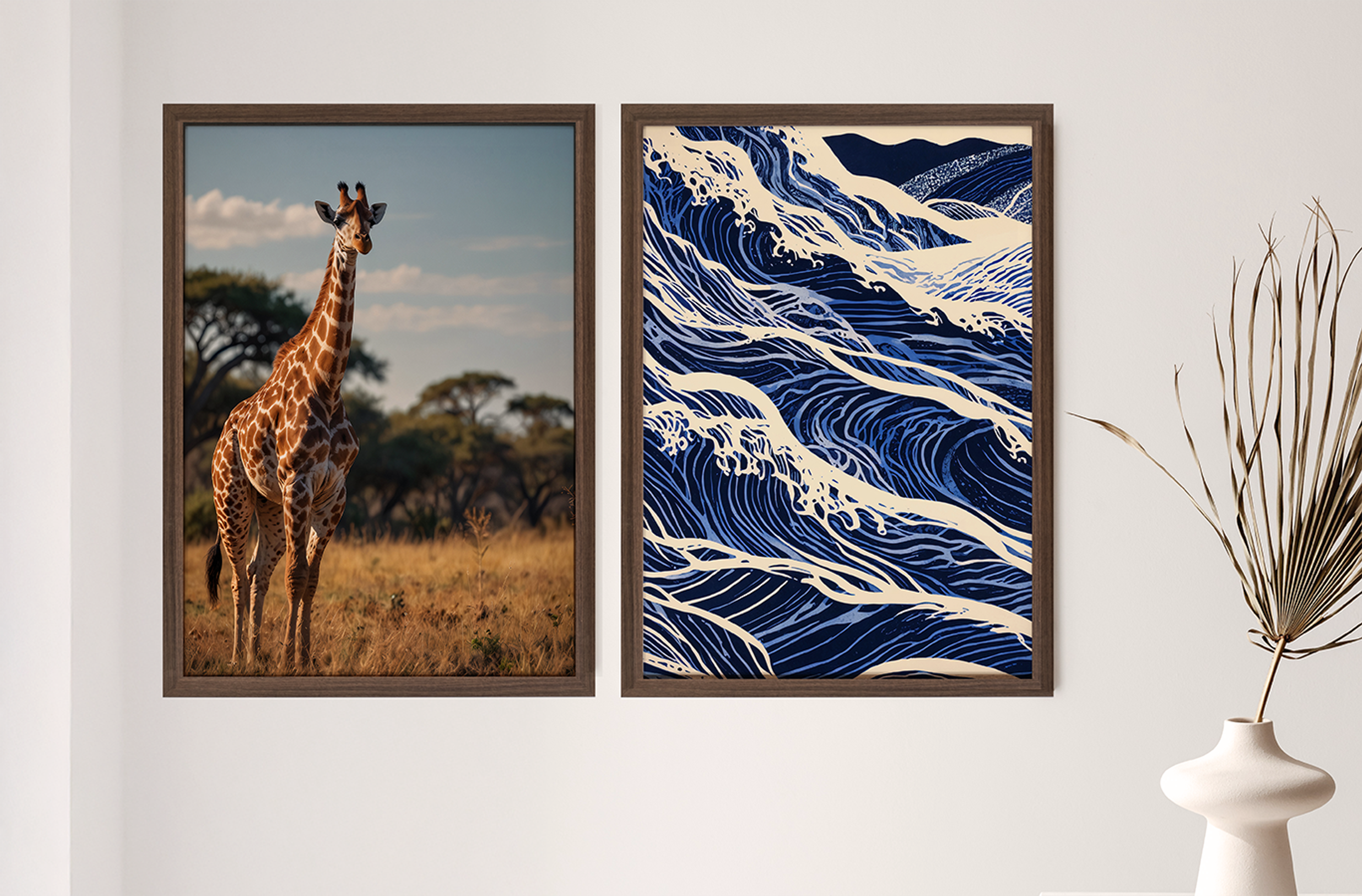 To ai plakater i ramme som henger på veggen