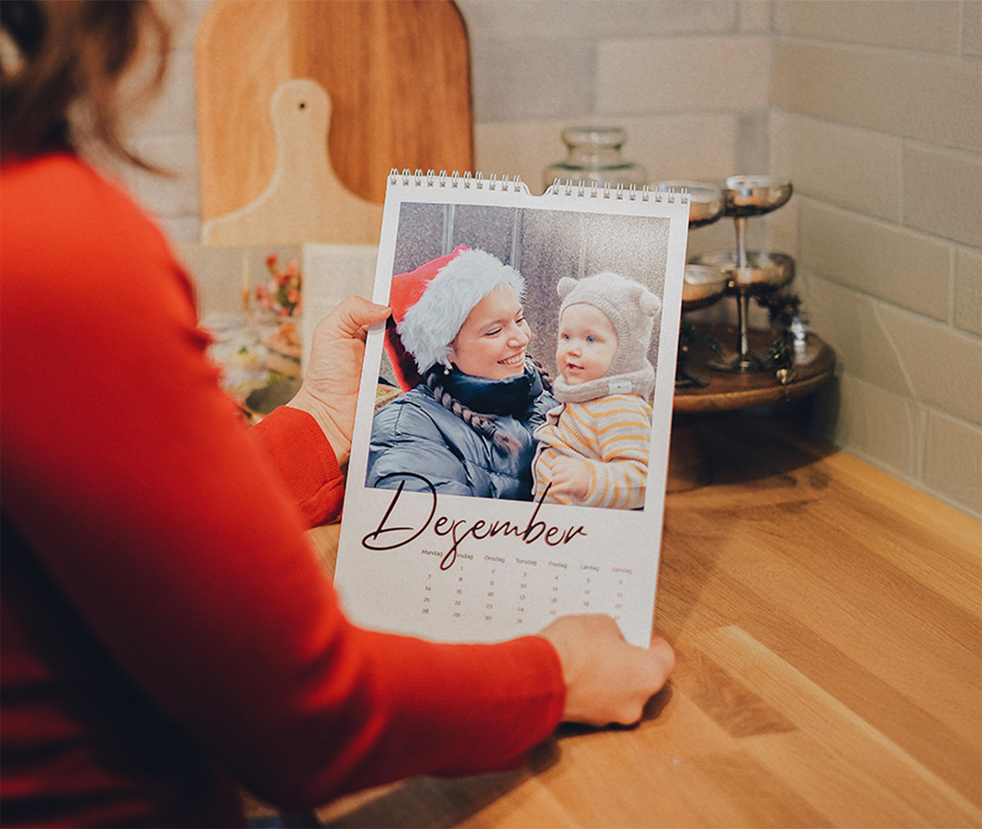 A4 12 siders kalender vises frem - lages hos Elite Foto