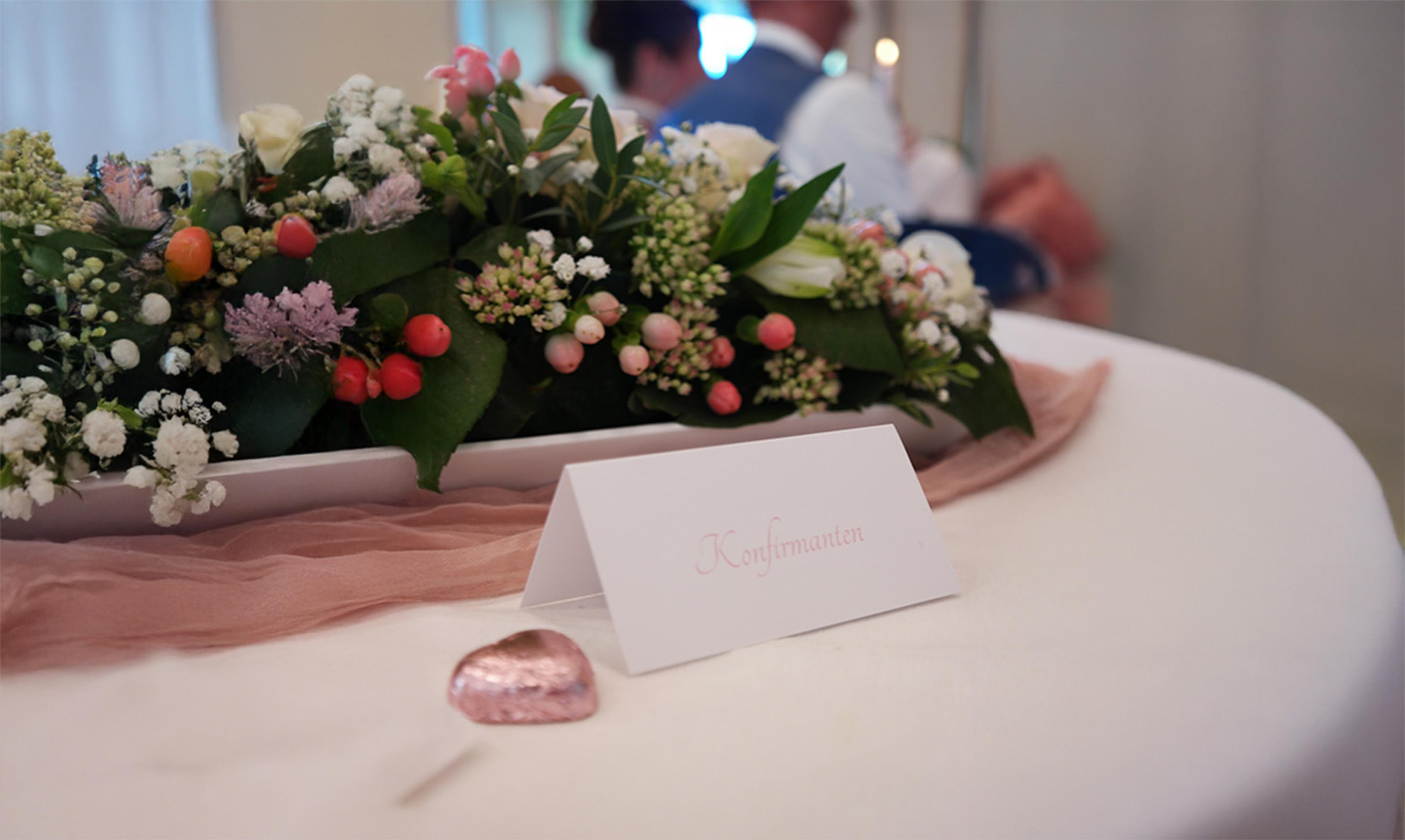 Vi har invitasjoner, takkekort og mye mer til konfirmasjonen hos Elite Foto