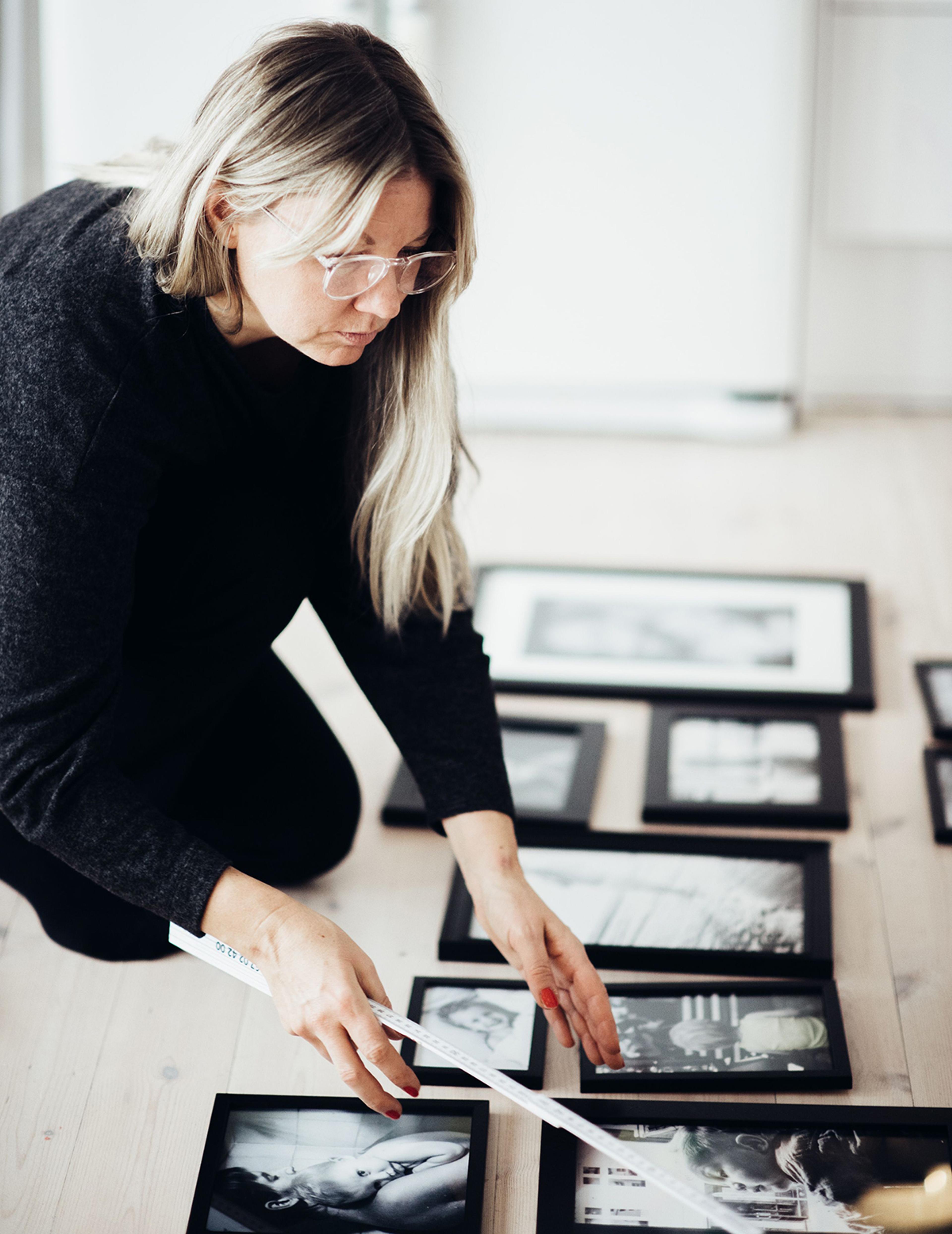 InteriĂžrarkitekt Camilla Gjerset lager bildevegg for Elite Foto