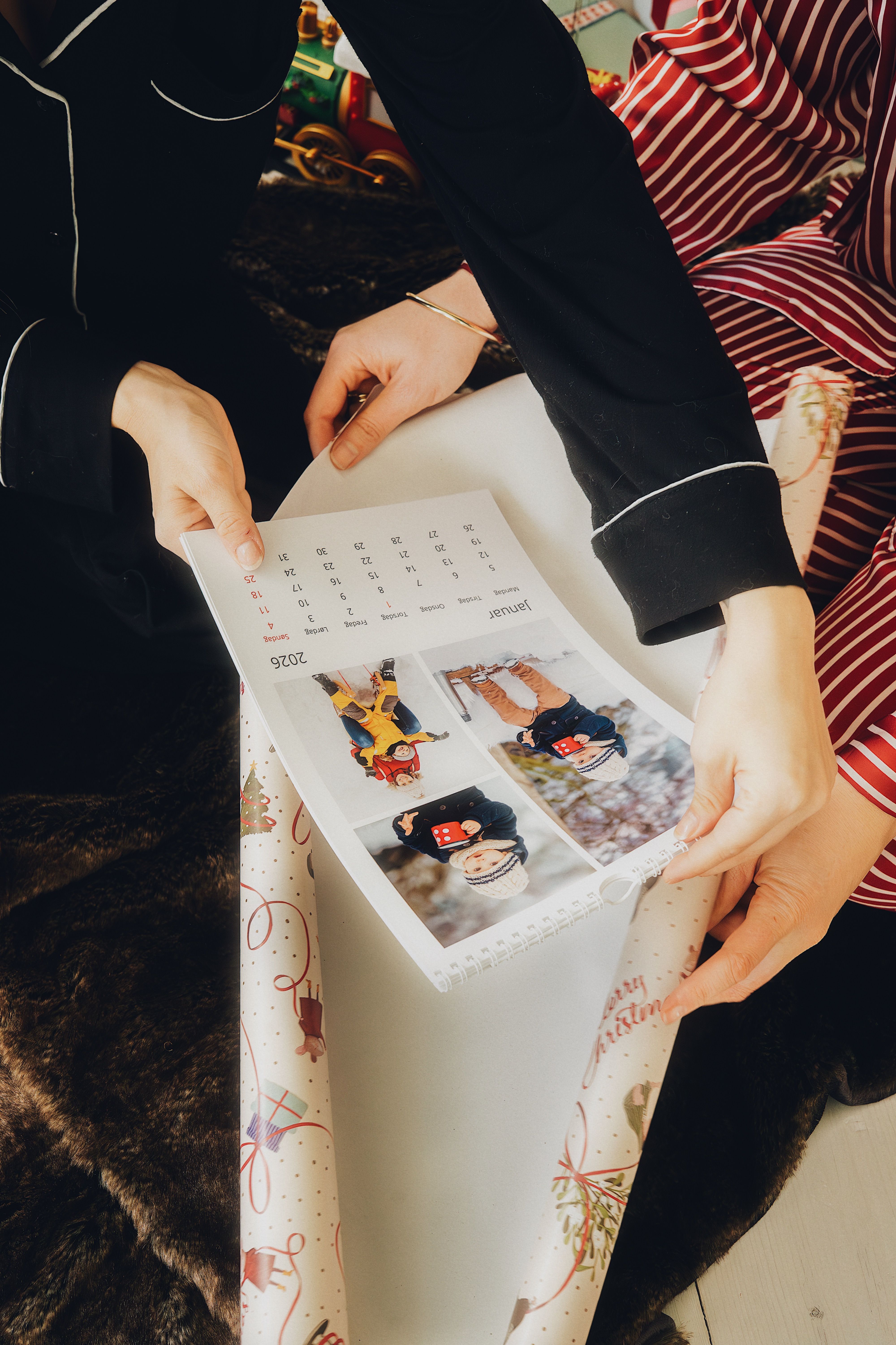 Fotokalender pakkes inn til julegave