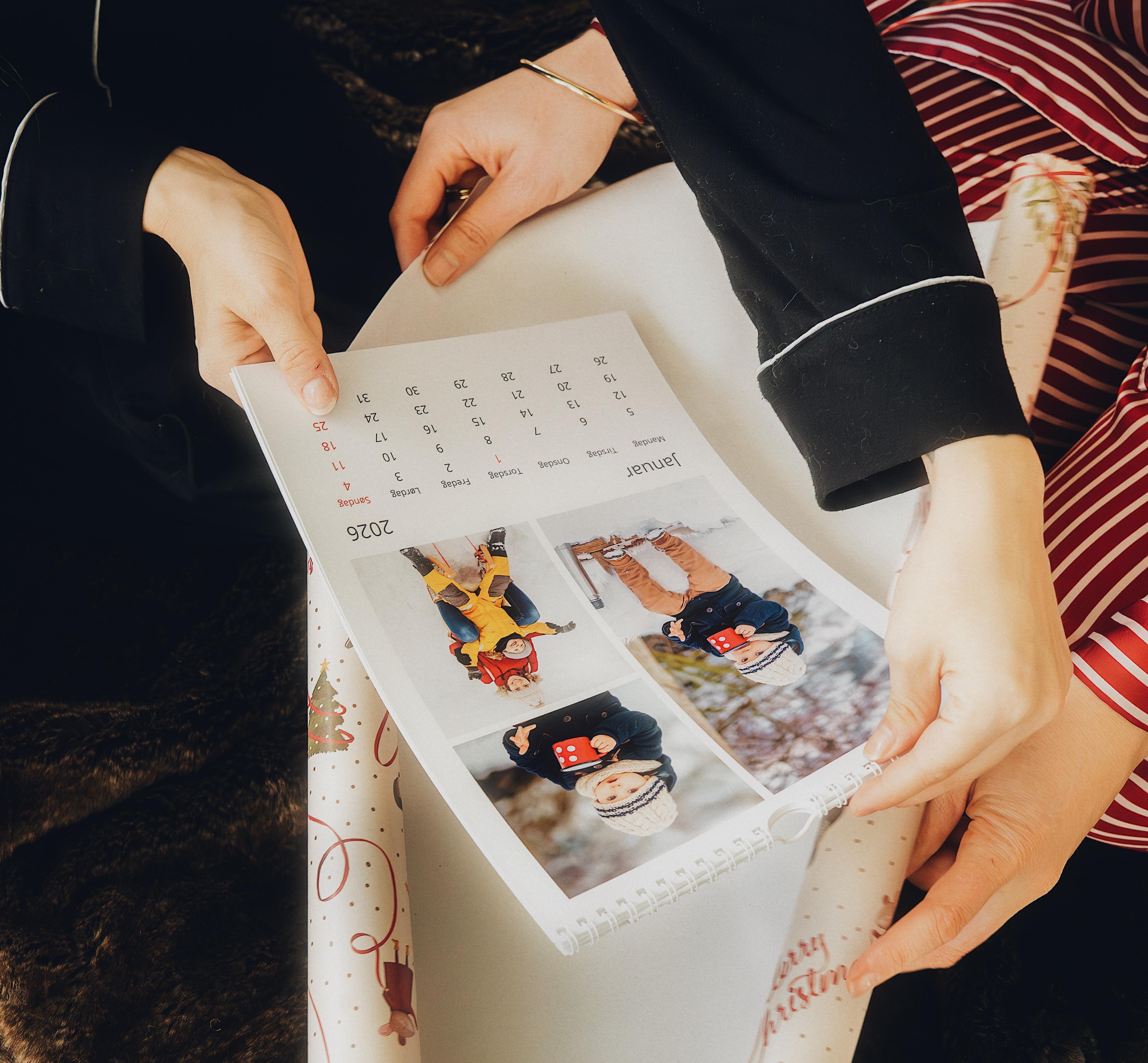 Fotokalender pakkes inn til julegave