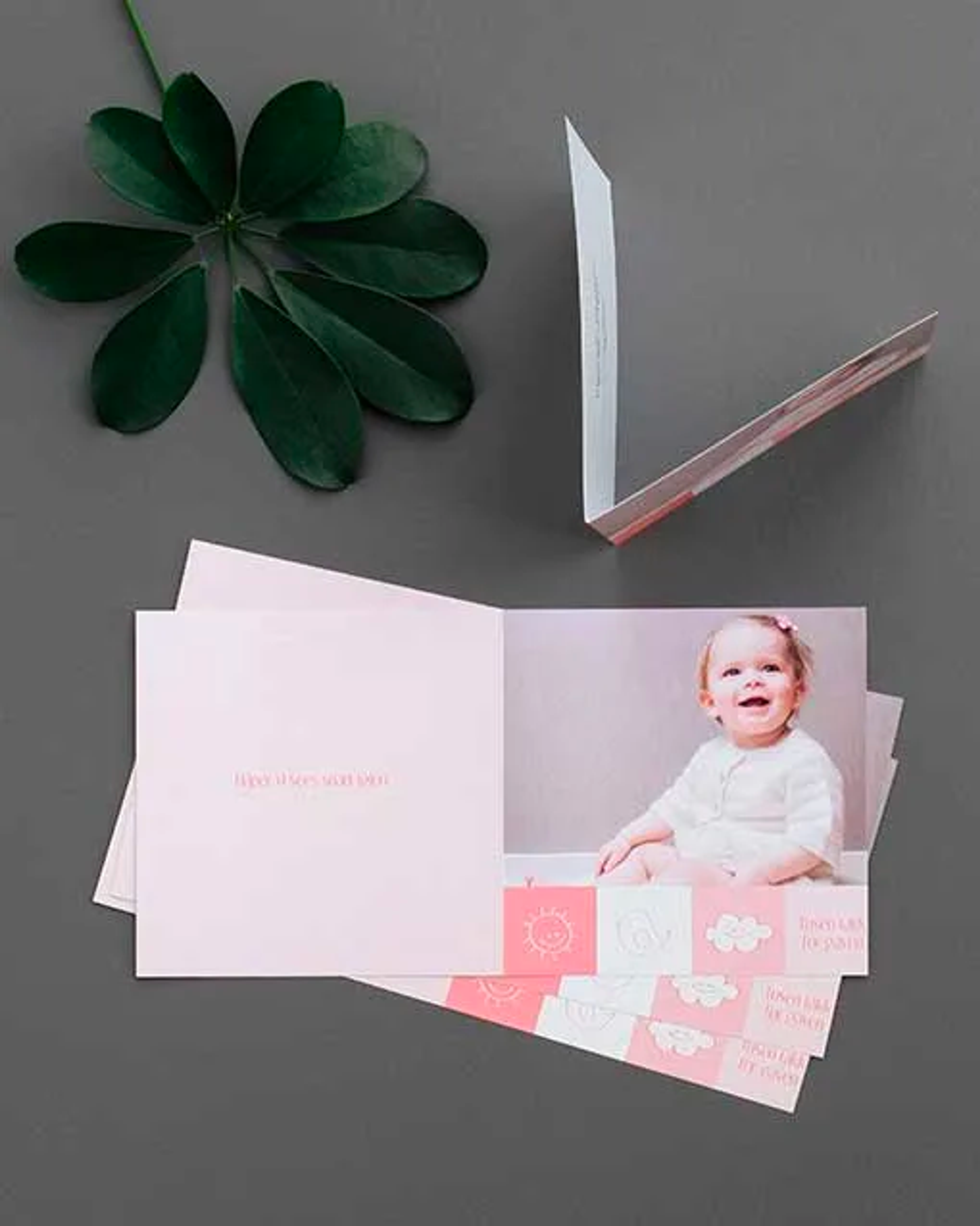 Invitasjon til dåp med bilde av blid jente i rosa