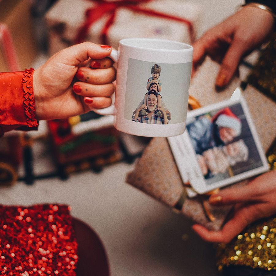 En stor og en liten emalje kopp med bilde