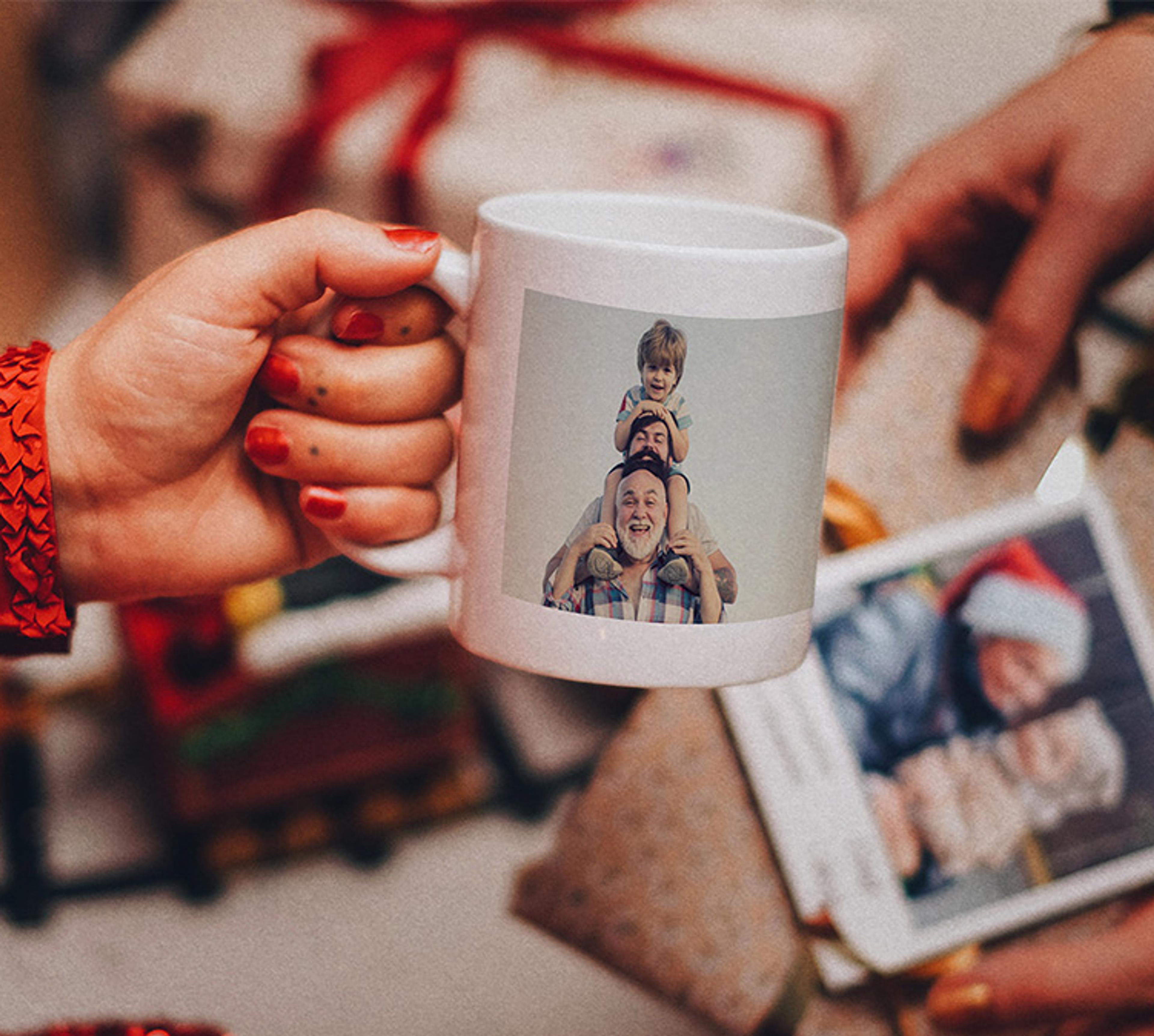 En stor og en liten emalje kopp med bilde