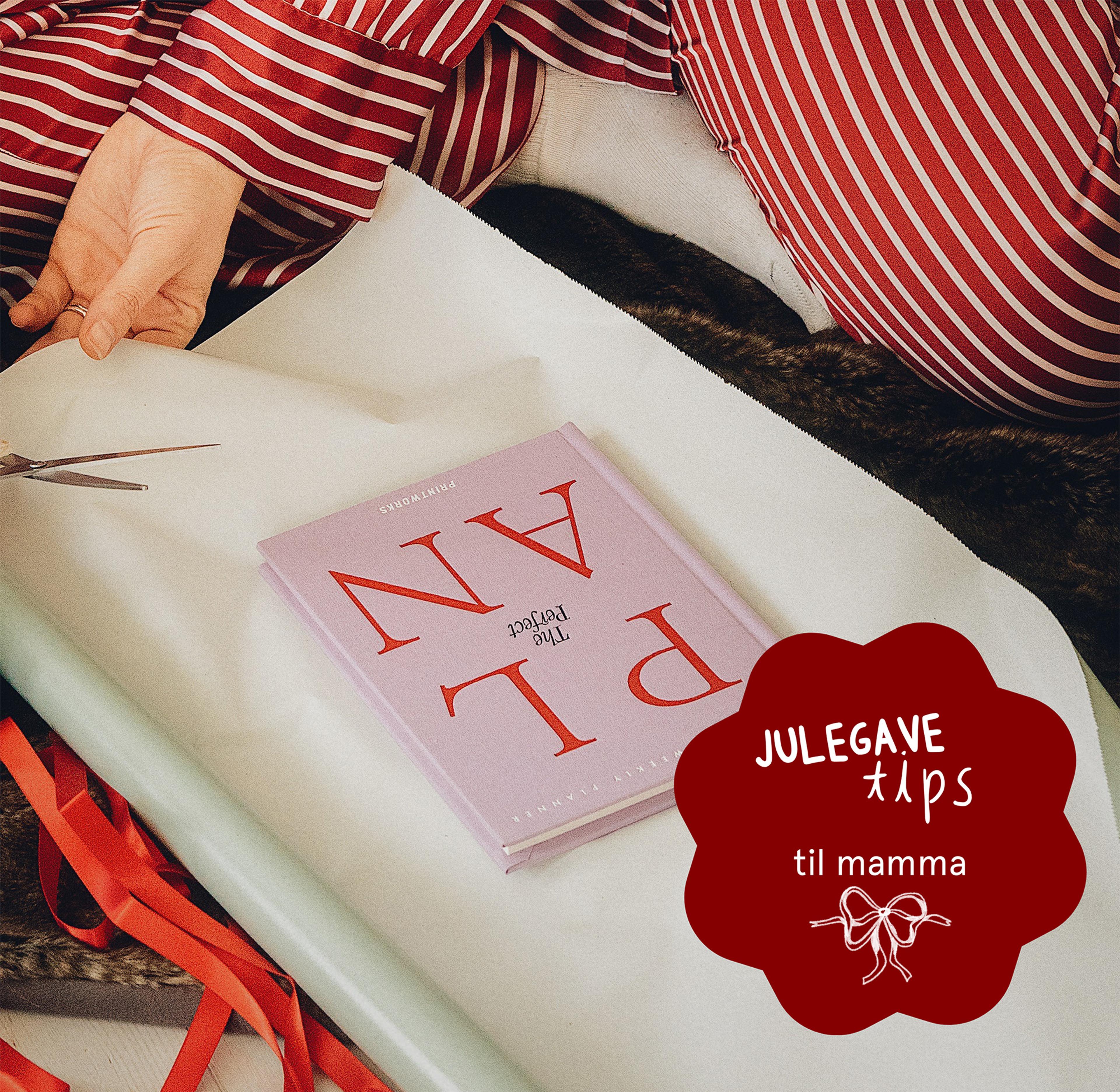 pakker inn notatbok til mamma