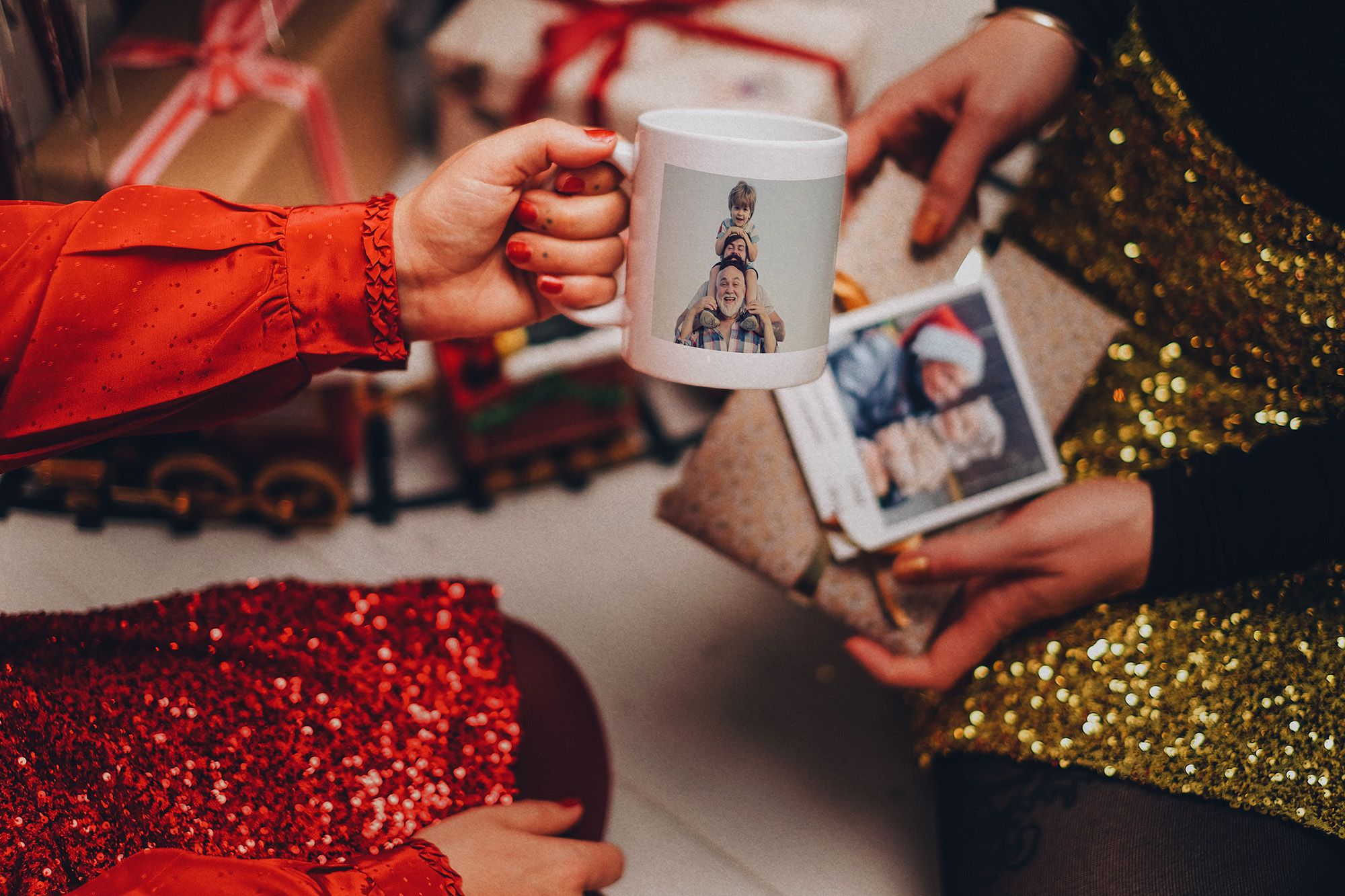 Kopp med bilde pakkes opp på julaften