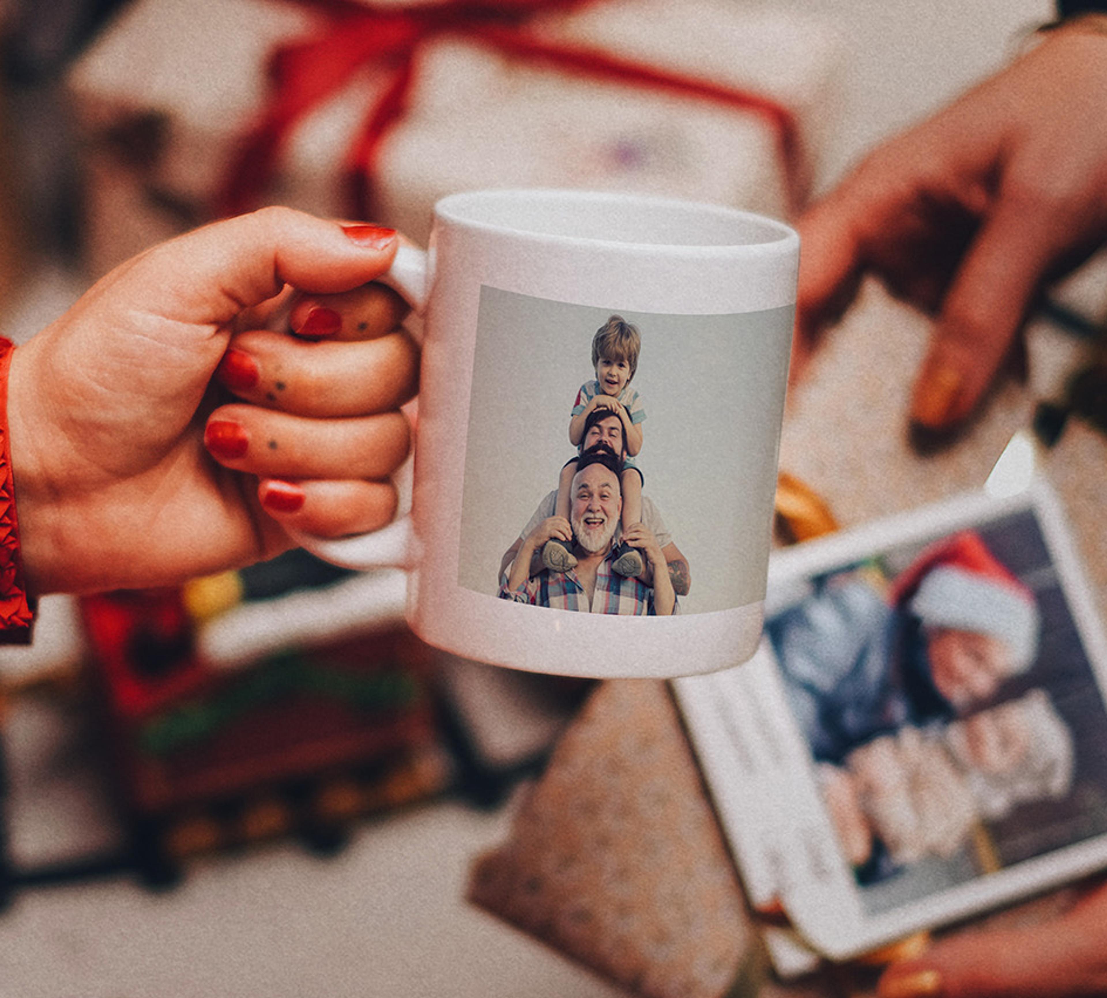 Kopp med bilde pakkes opp på julaften