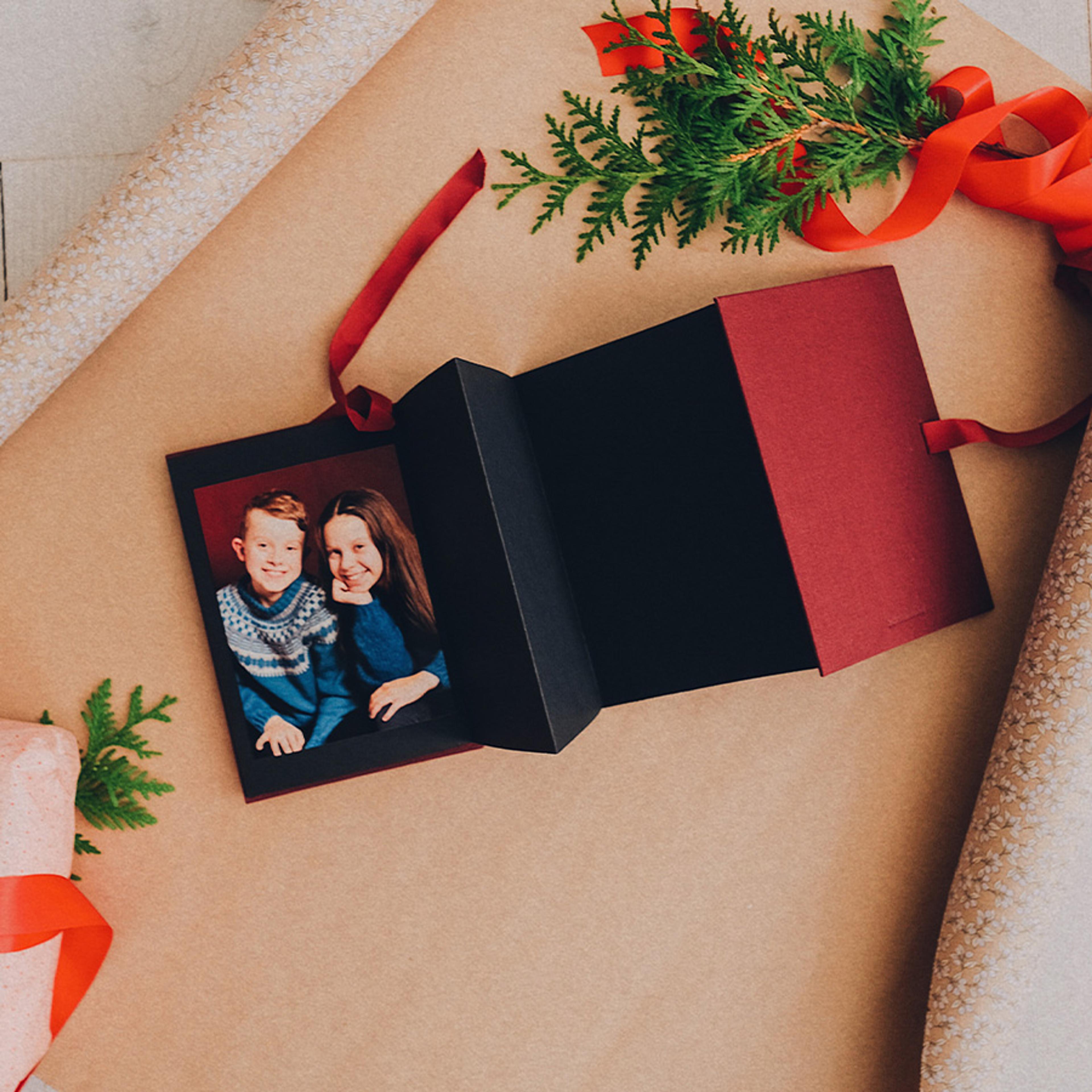 Burgunderrødt leporello album med bilder