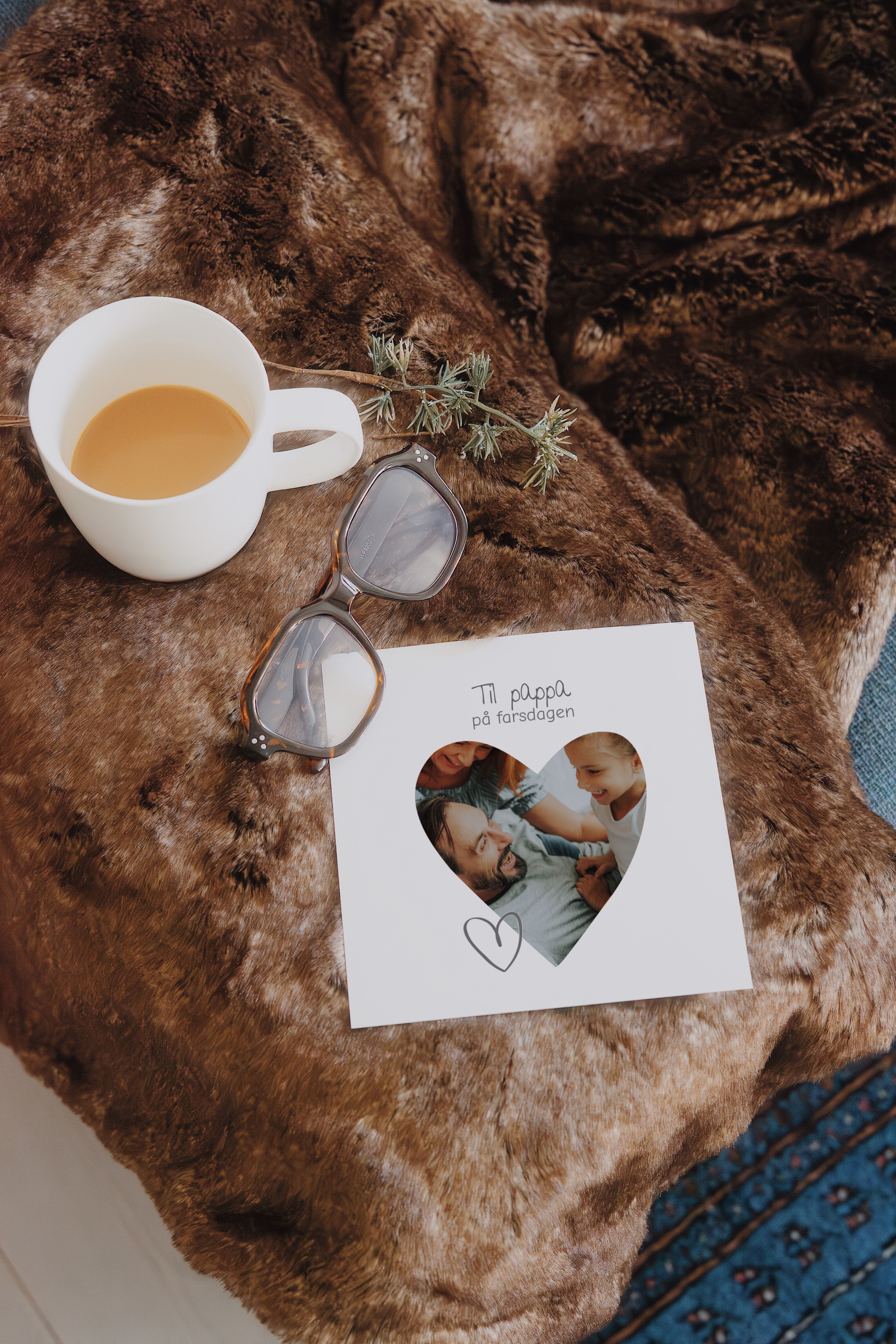 kort til pappa på et pledd ved sofaen med kaffekopp