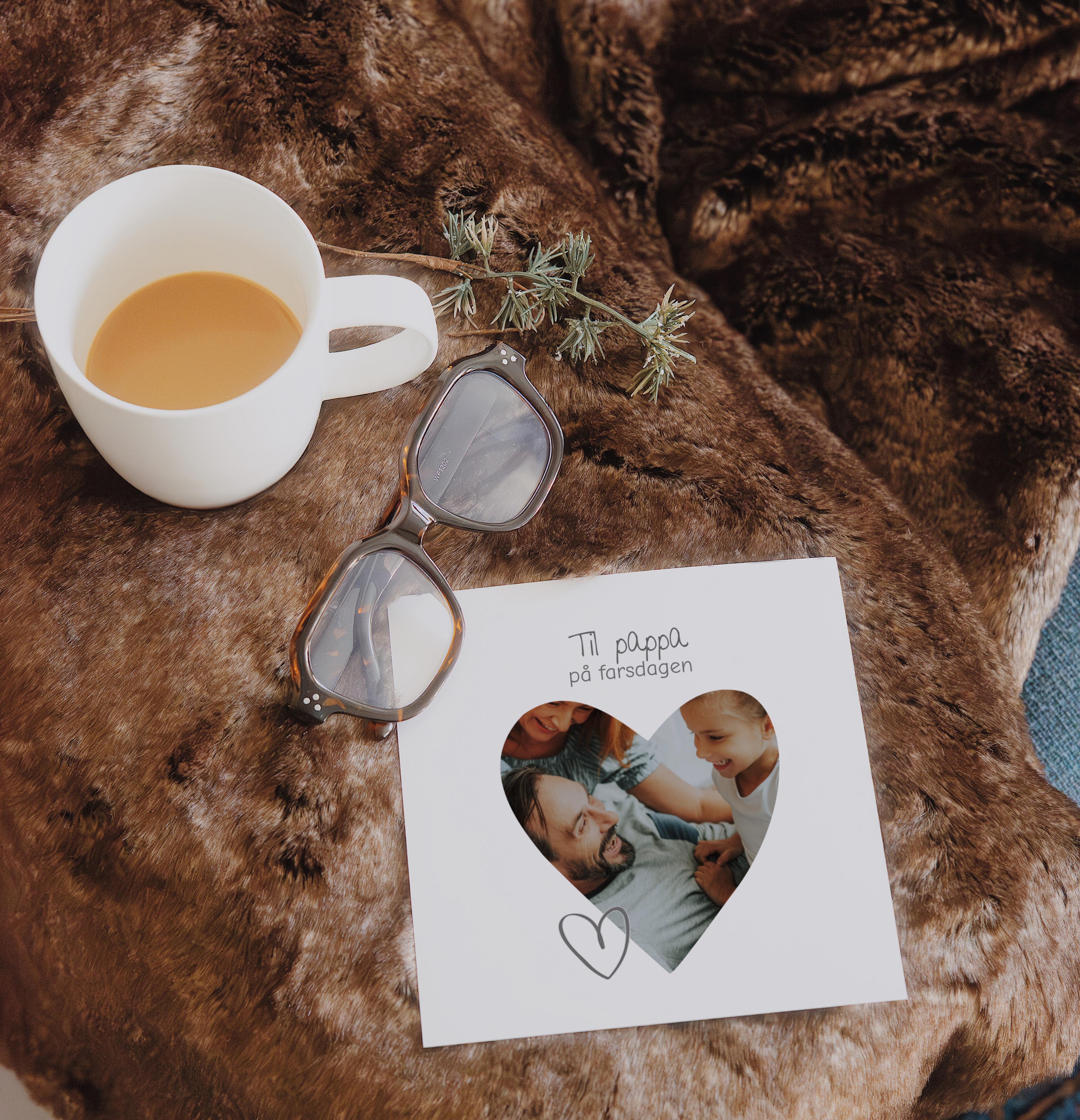 kort til pappa på et pledd ved sofaen med kaffekopp