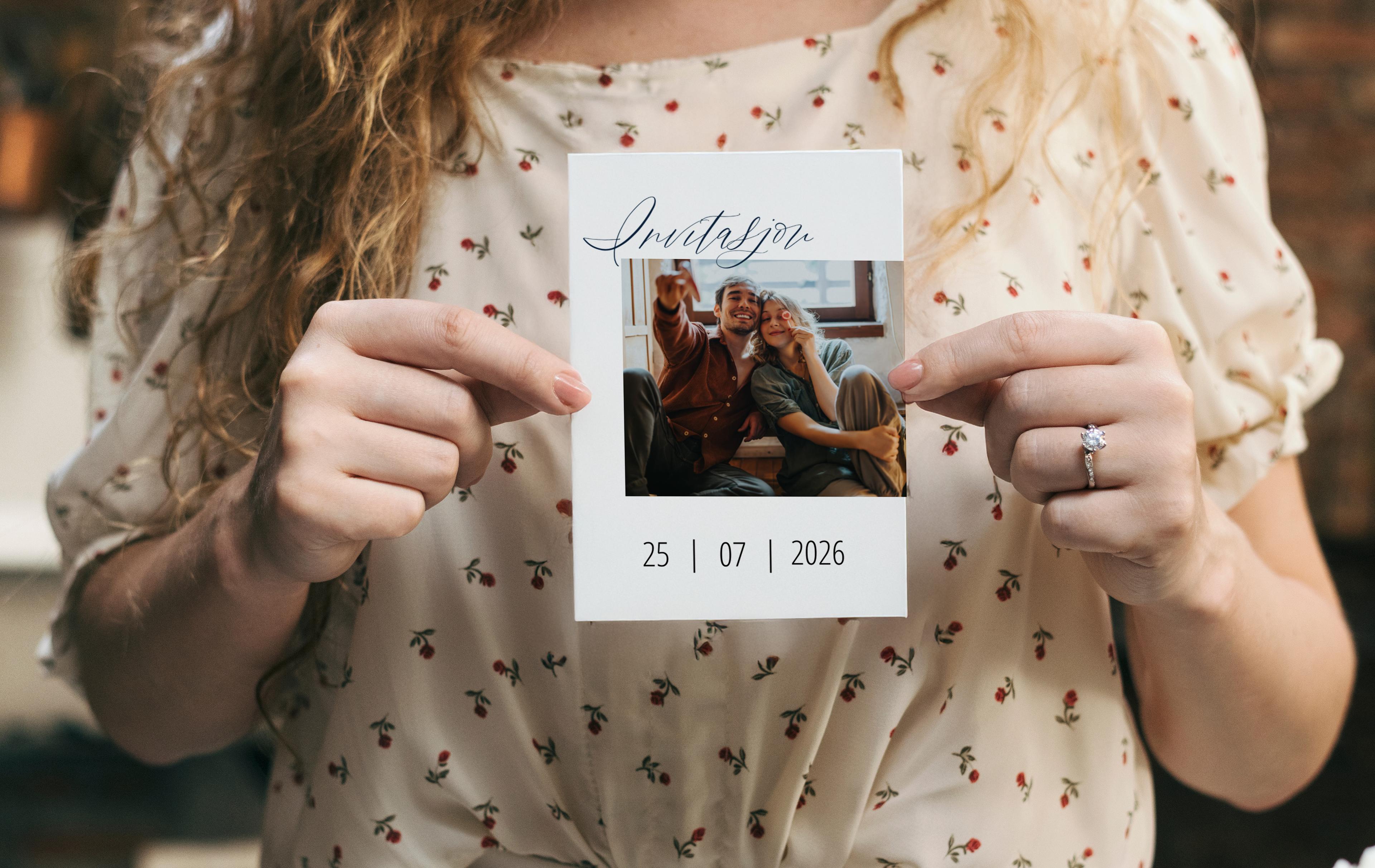 Dame holder opp en invitasjon til bryllup