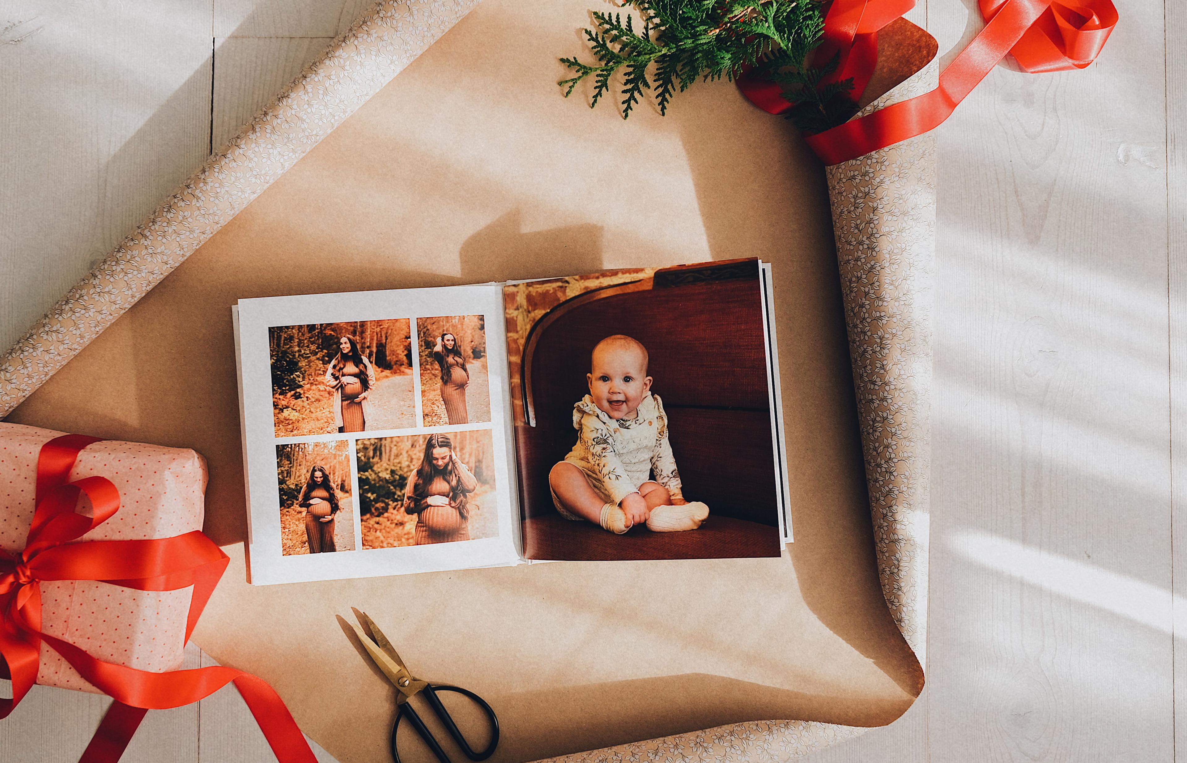 Personlig plakat med teksten "pappa" og et bilde av en far som klemmer barnet sitt