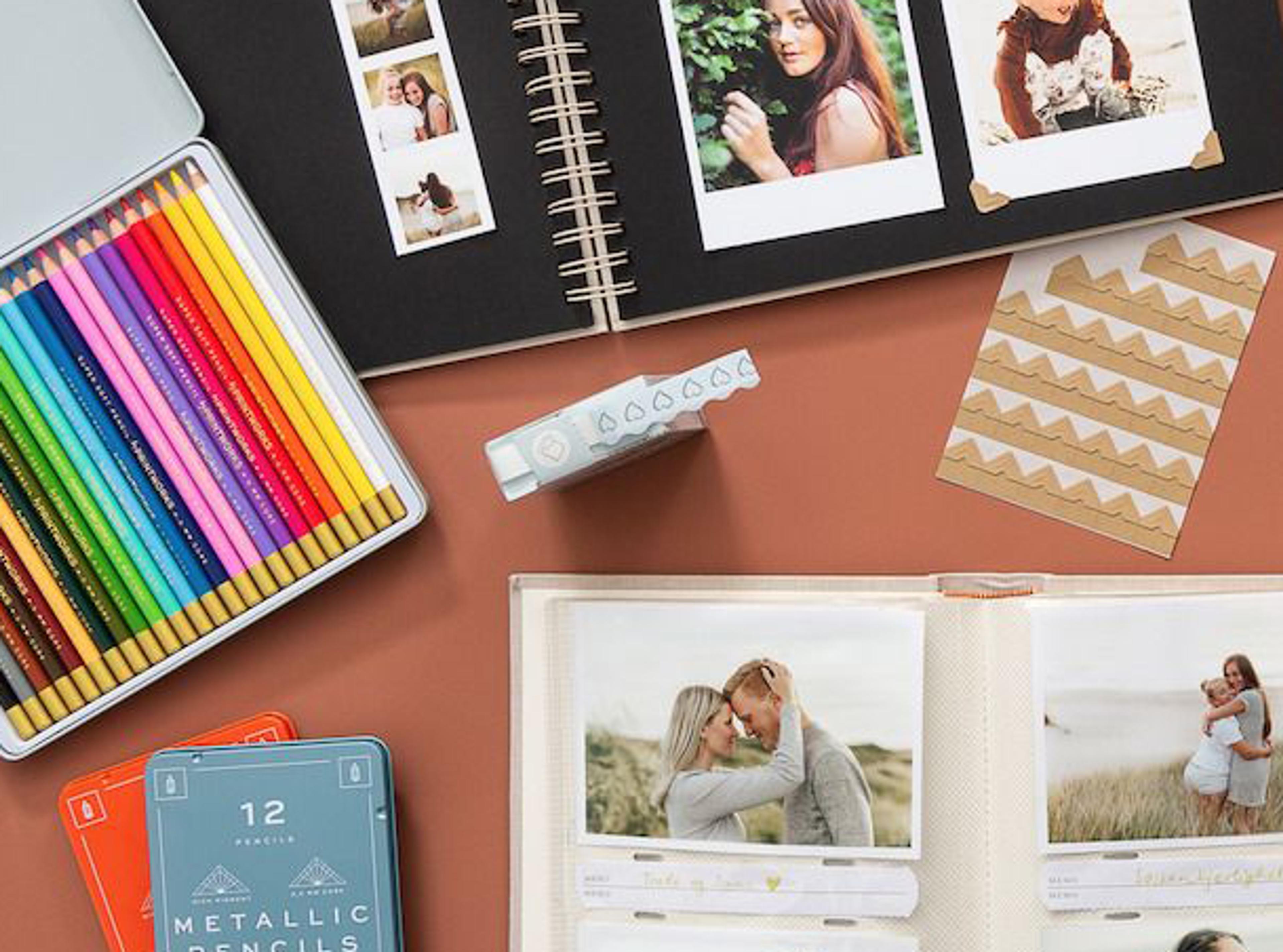 Gjestebok fylt med bilder og tekster fra hytteturen