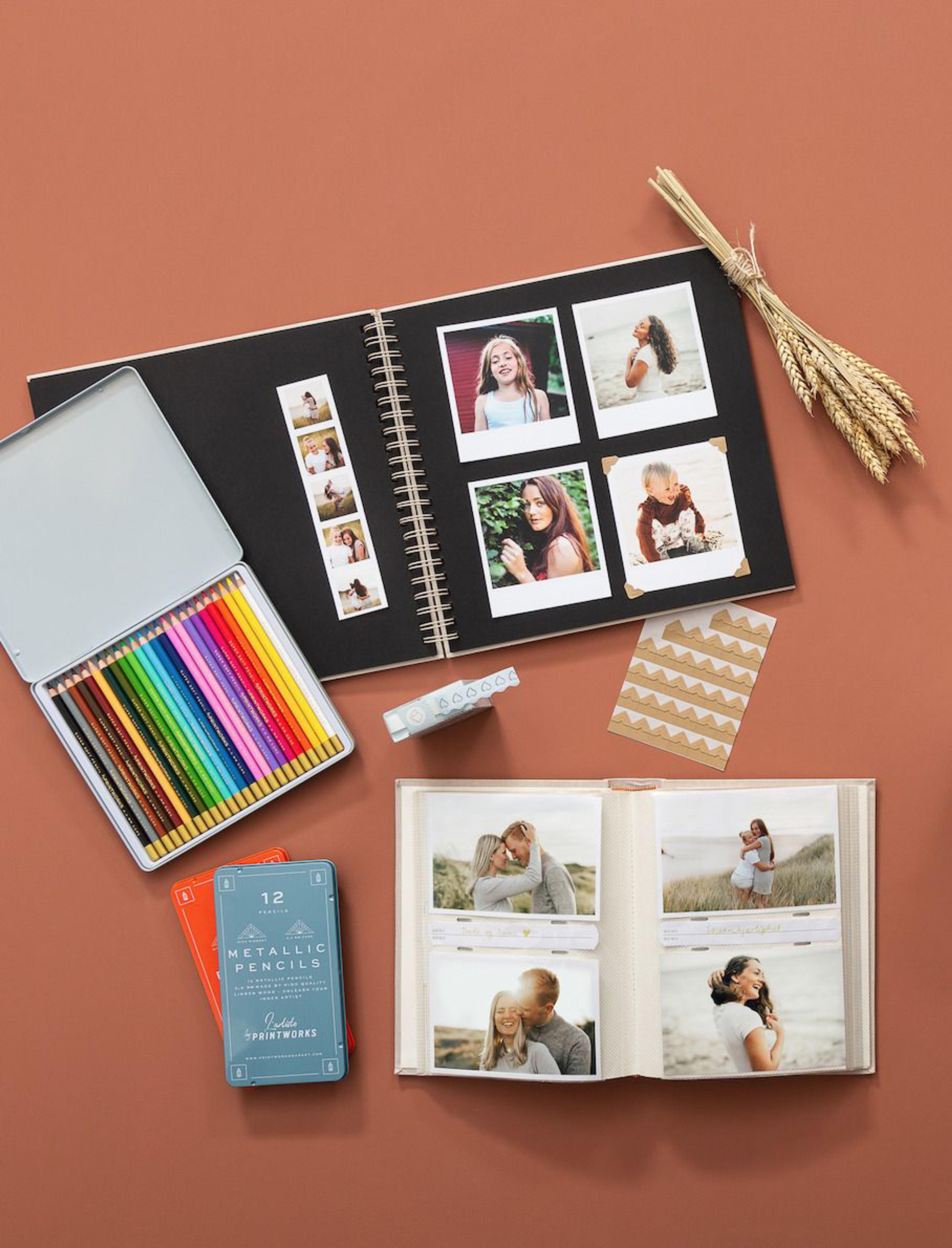 Utstyr til å lime inn bilder og pynte fotoalbum fra Elite Foto