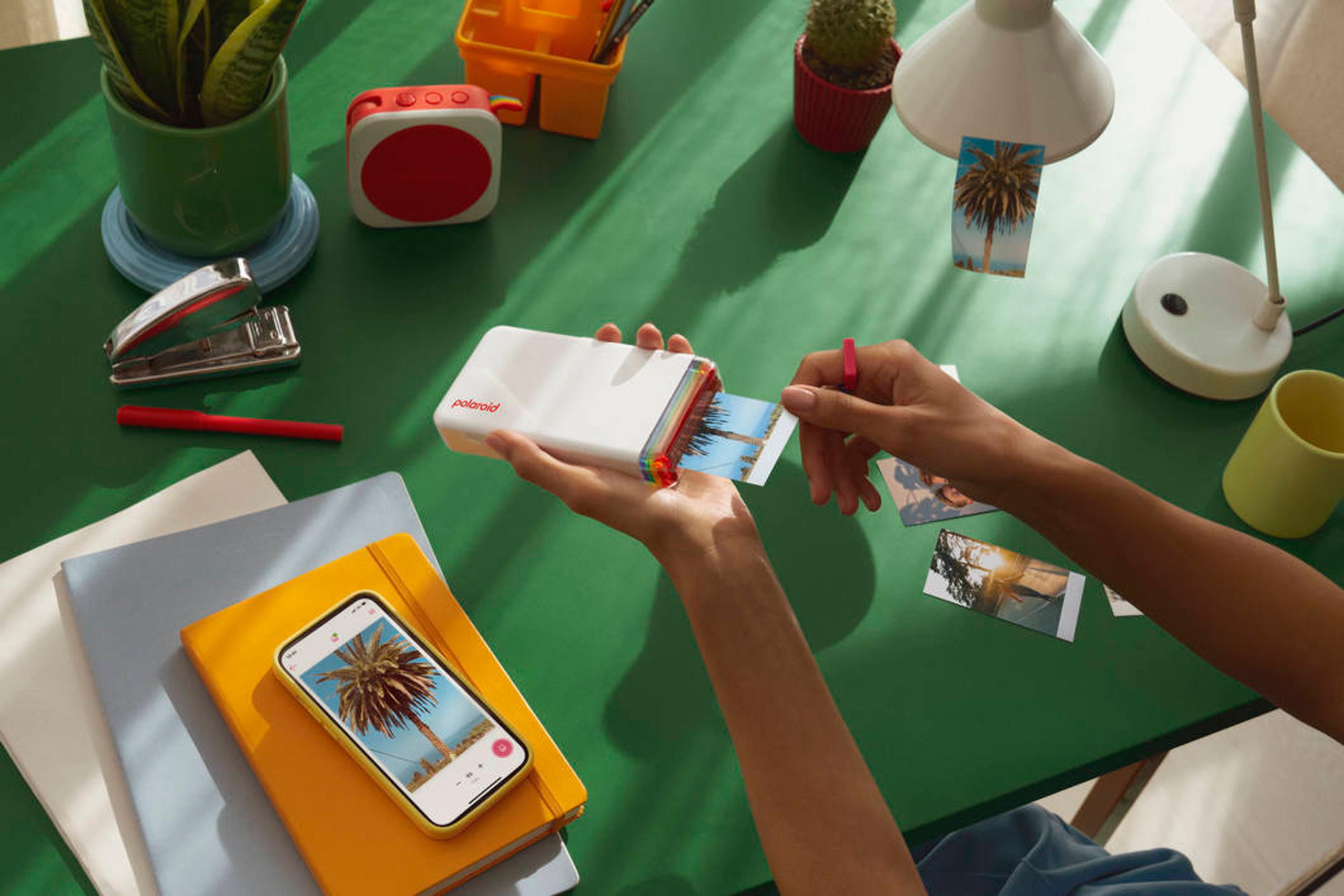 Instax Link wide printer med bilde utskrevet fra mobil