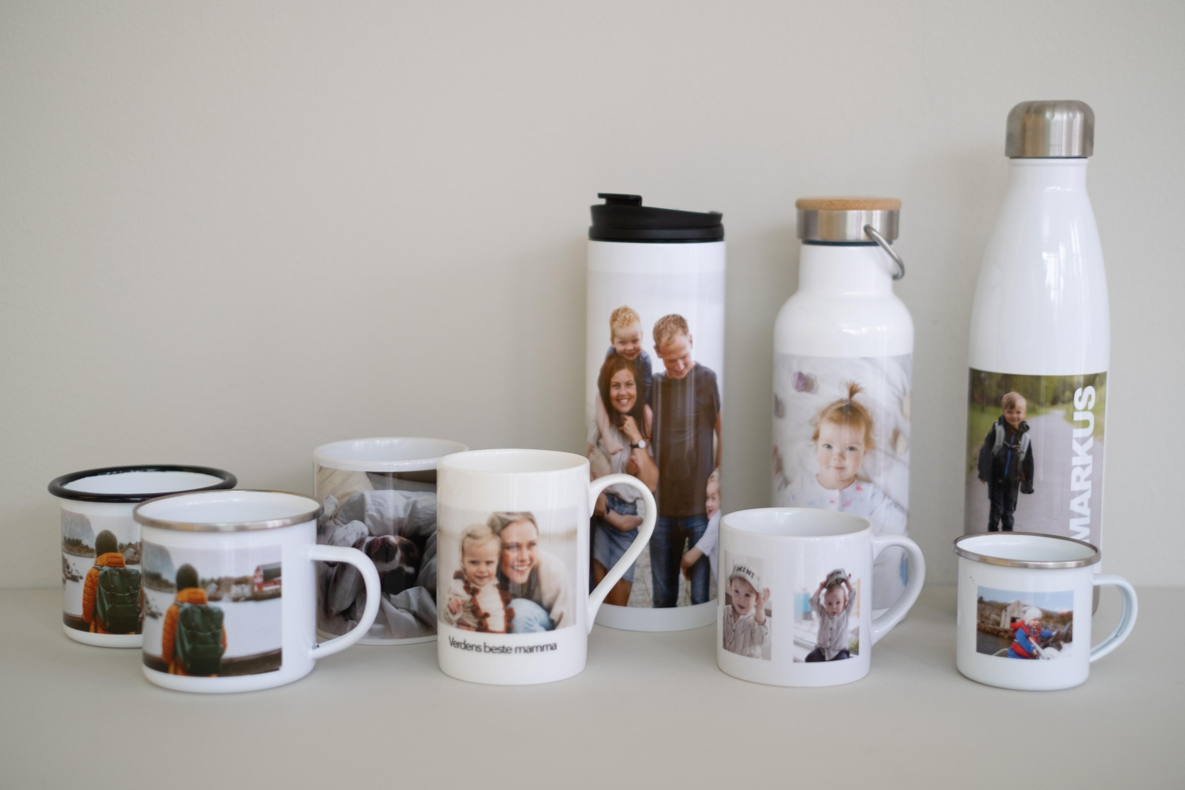 Stort utvalg kopper og flasker med bilder og tekst