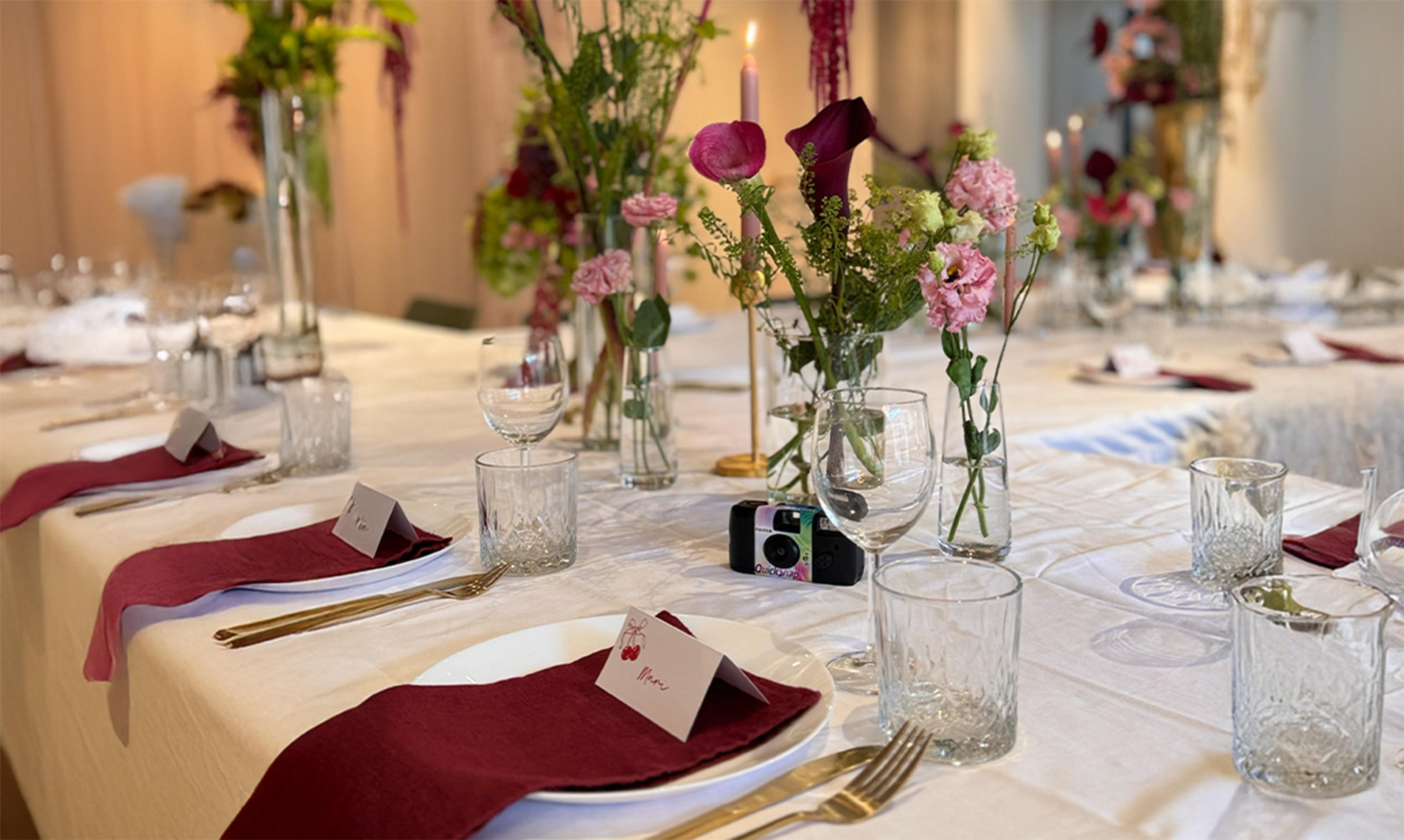 Dekket bord til bryllup med engangskamera - brudefoto - Elite Foto