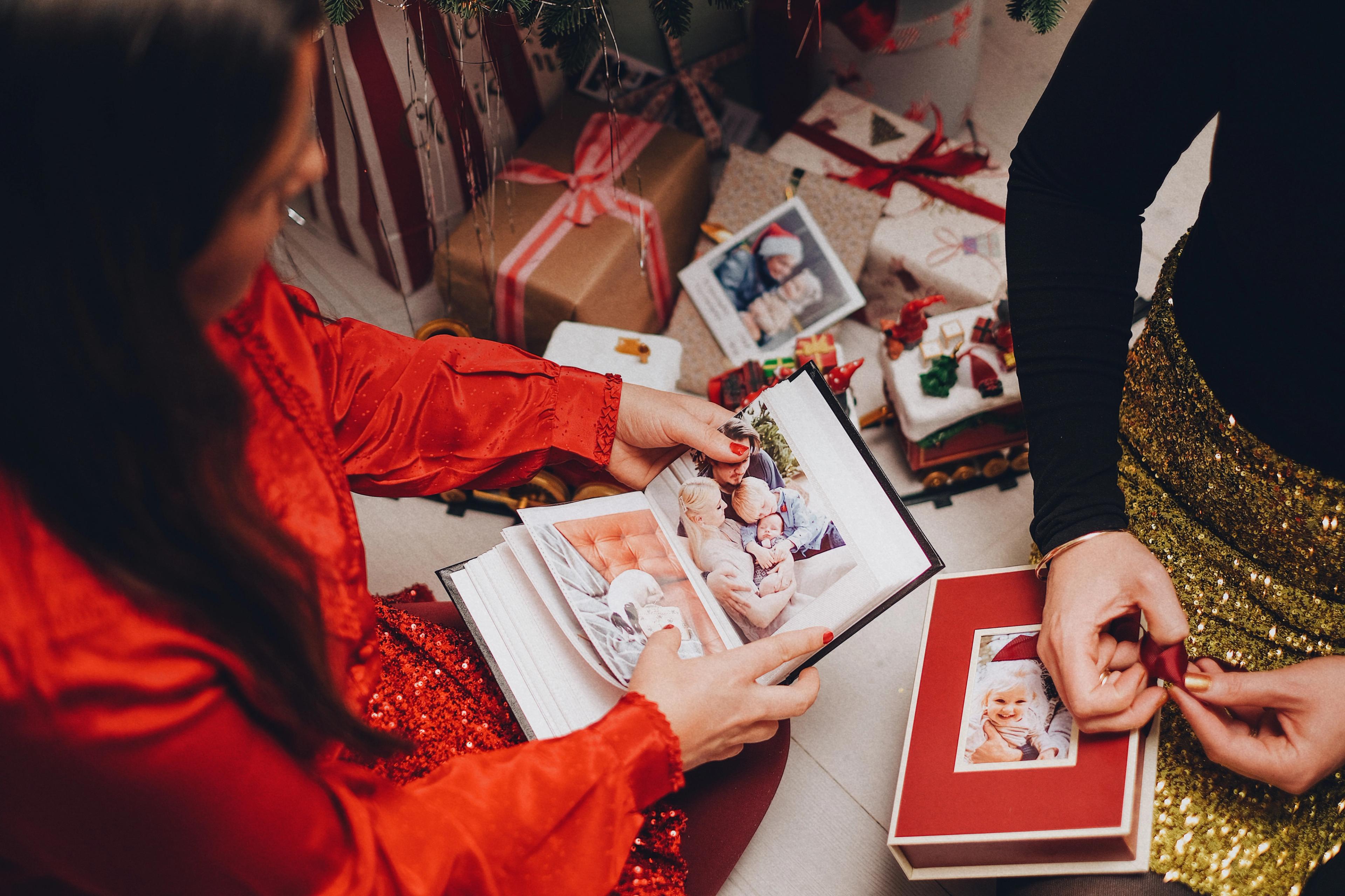Julegave med bilderemse som til og fra lapp