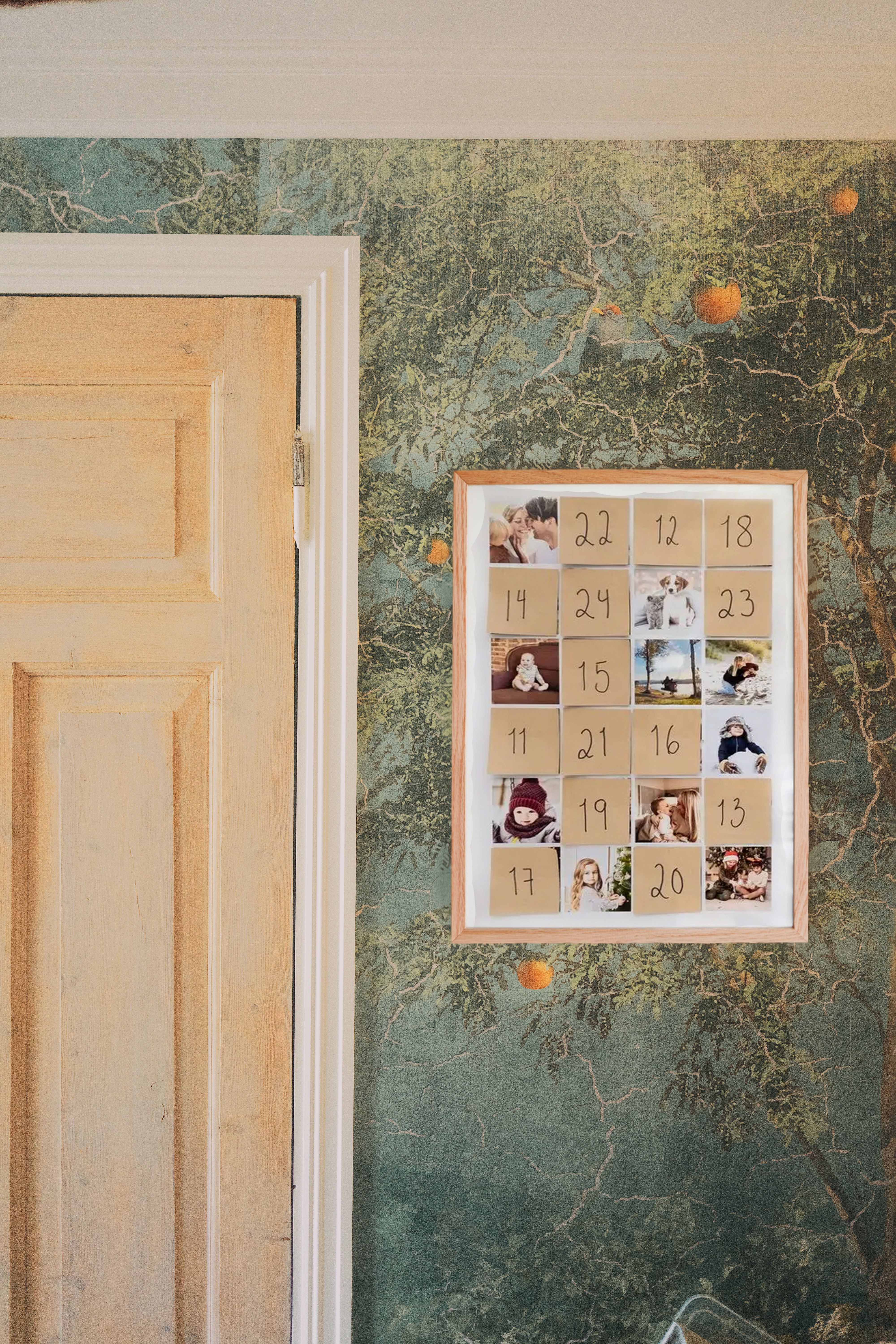 tre rammer med ulike personlige plakater