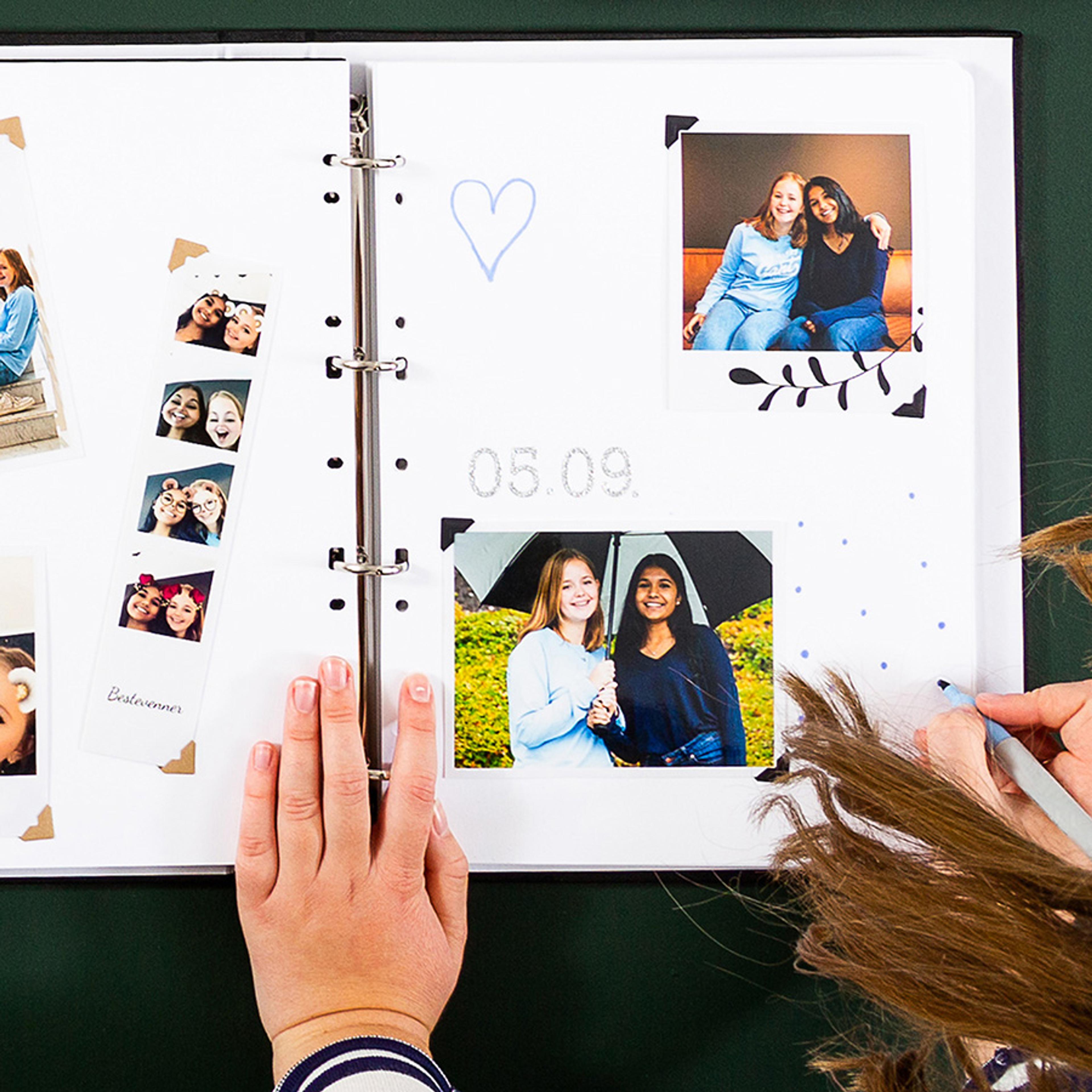 Jente lager kreativt fotoalbum