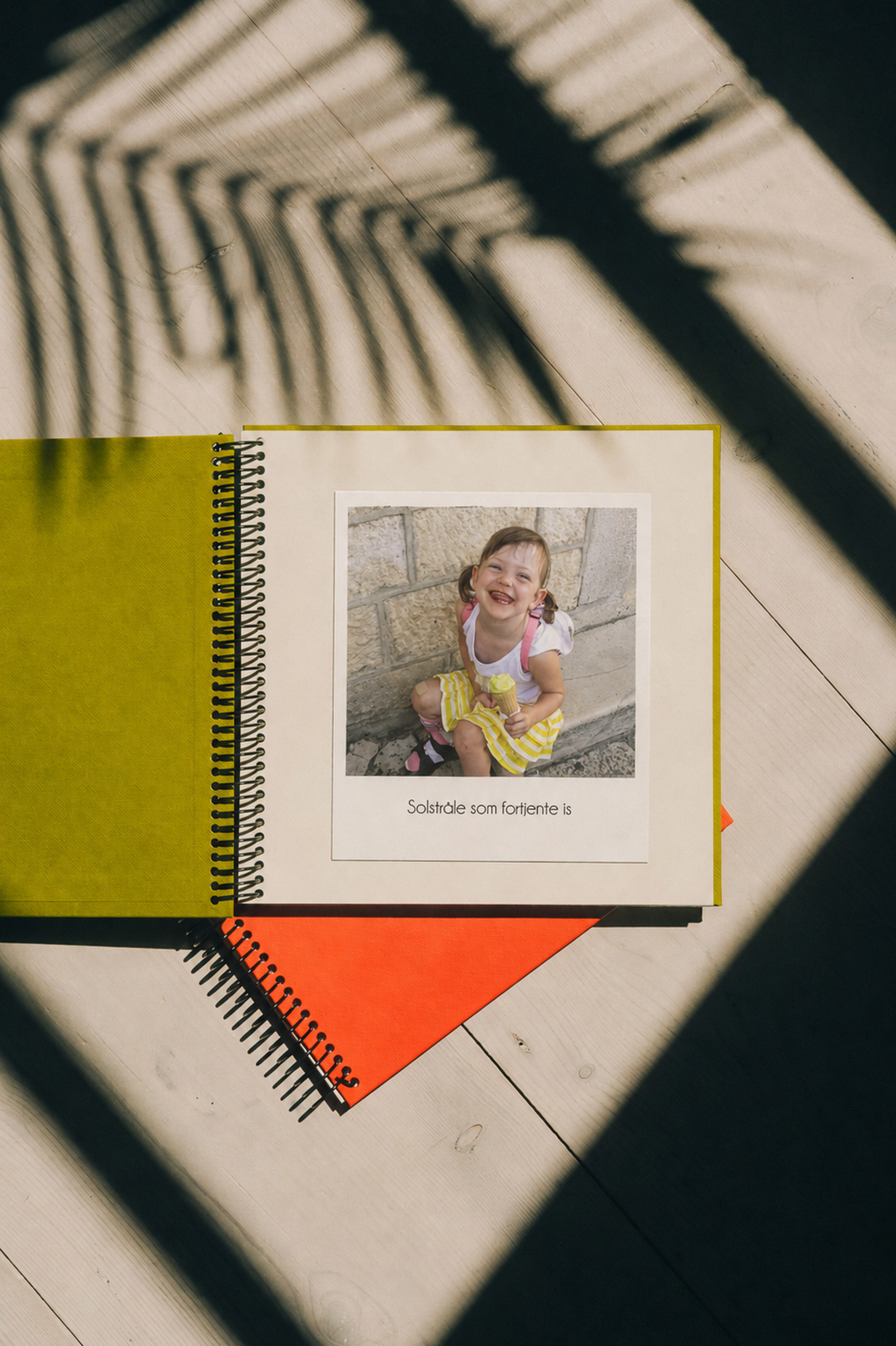 retrobilder inn i et fotoalbum