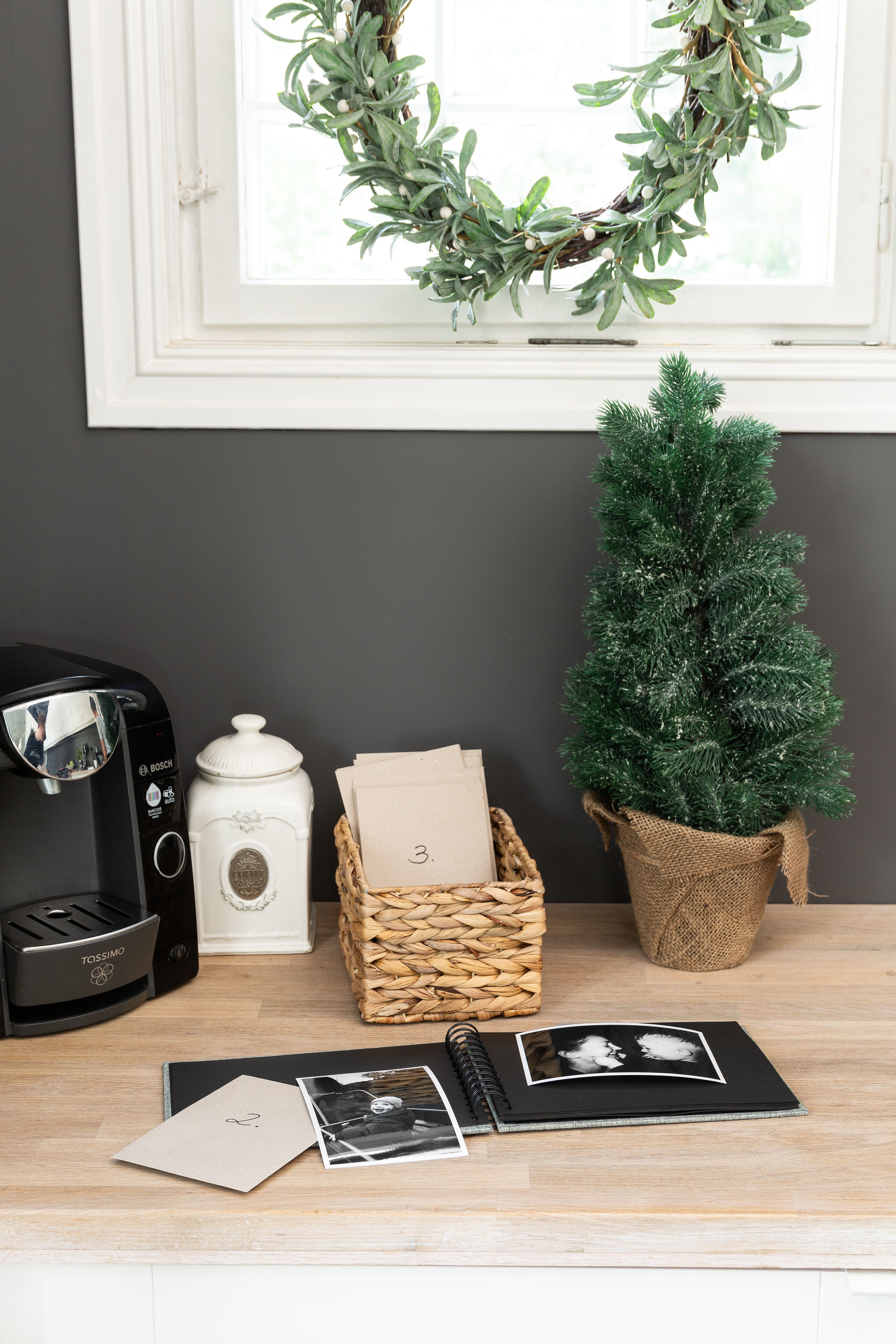 Fotoalbum og nummererte konvolutter som adventskalender 