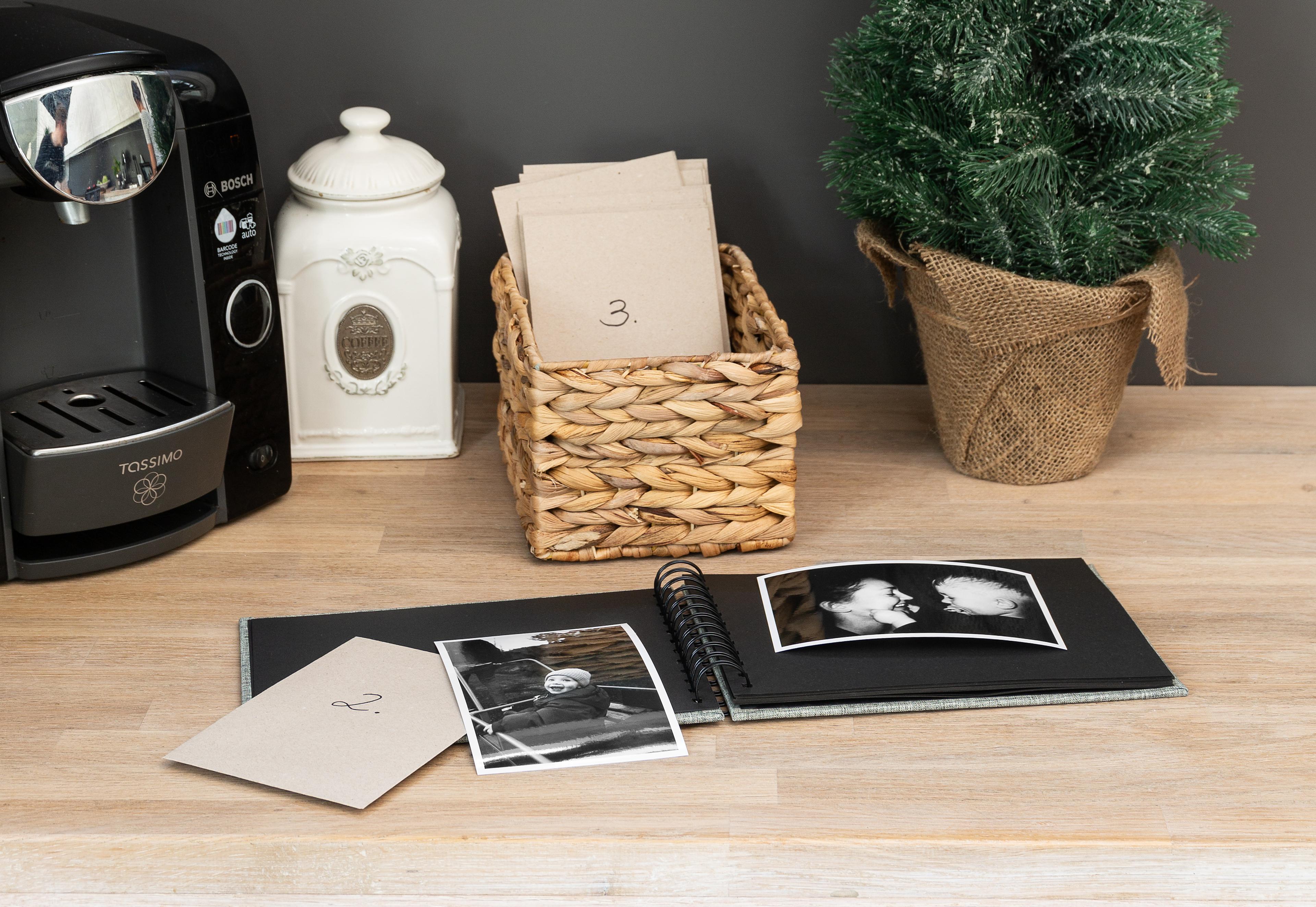 Fotoalbum og nummererte konvolutter som adventskalender