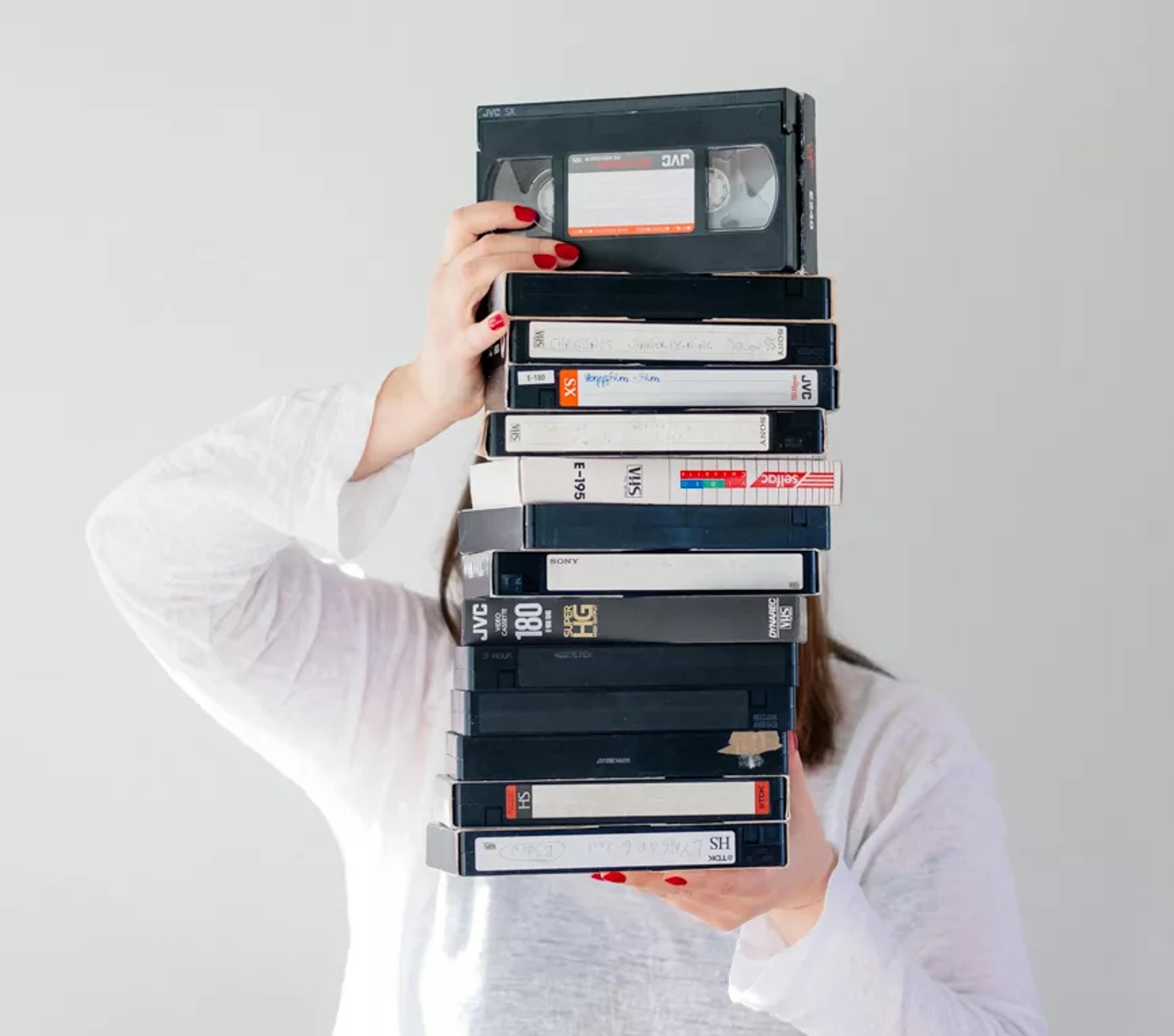 stabel med videokassetter