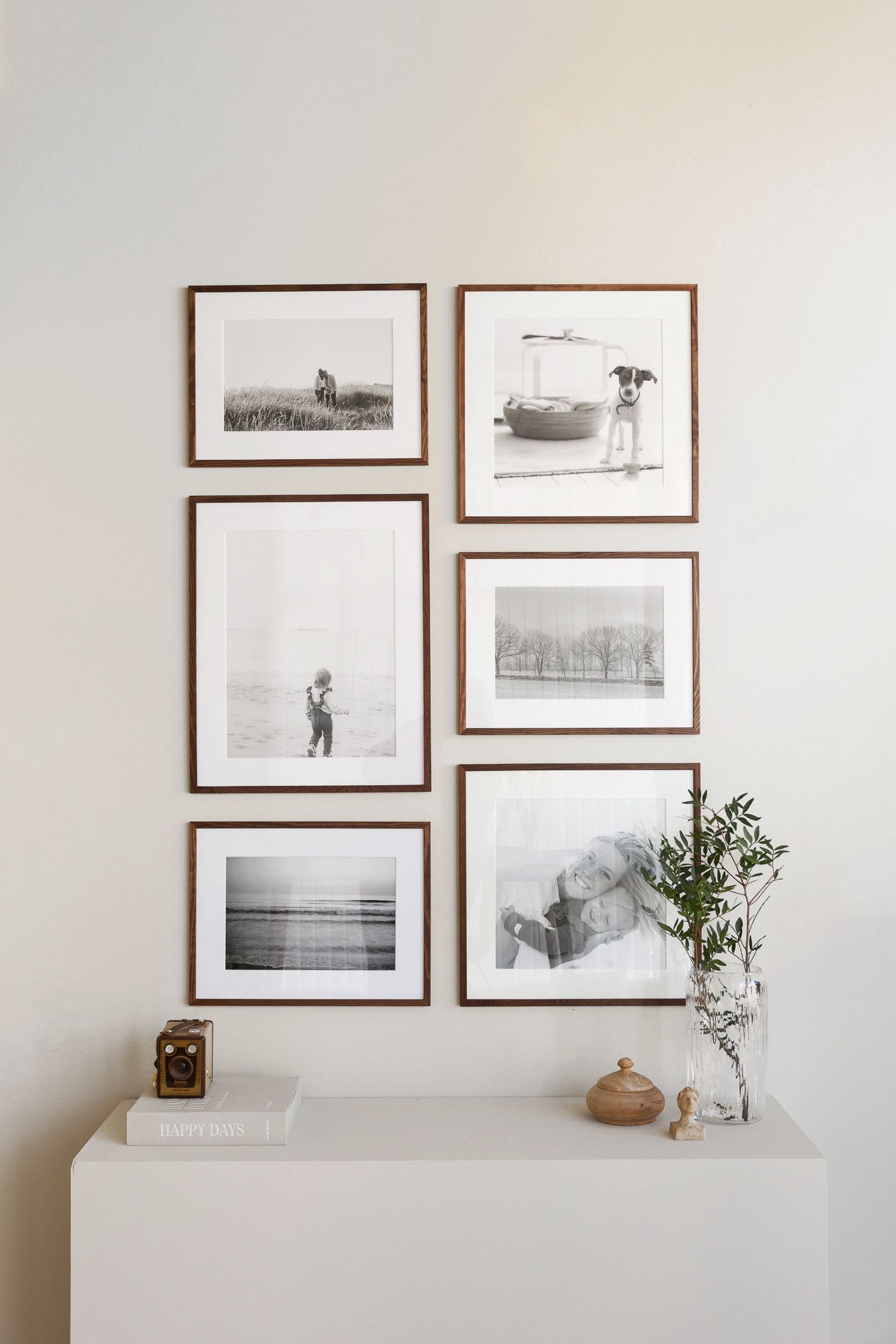 Bildevegg med sort hvitt bilder og passepartout