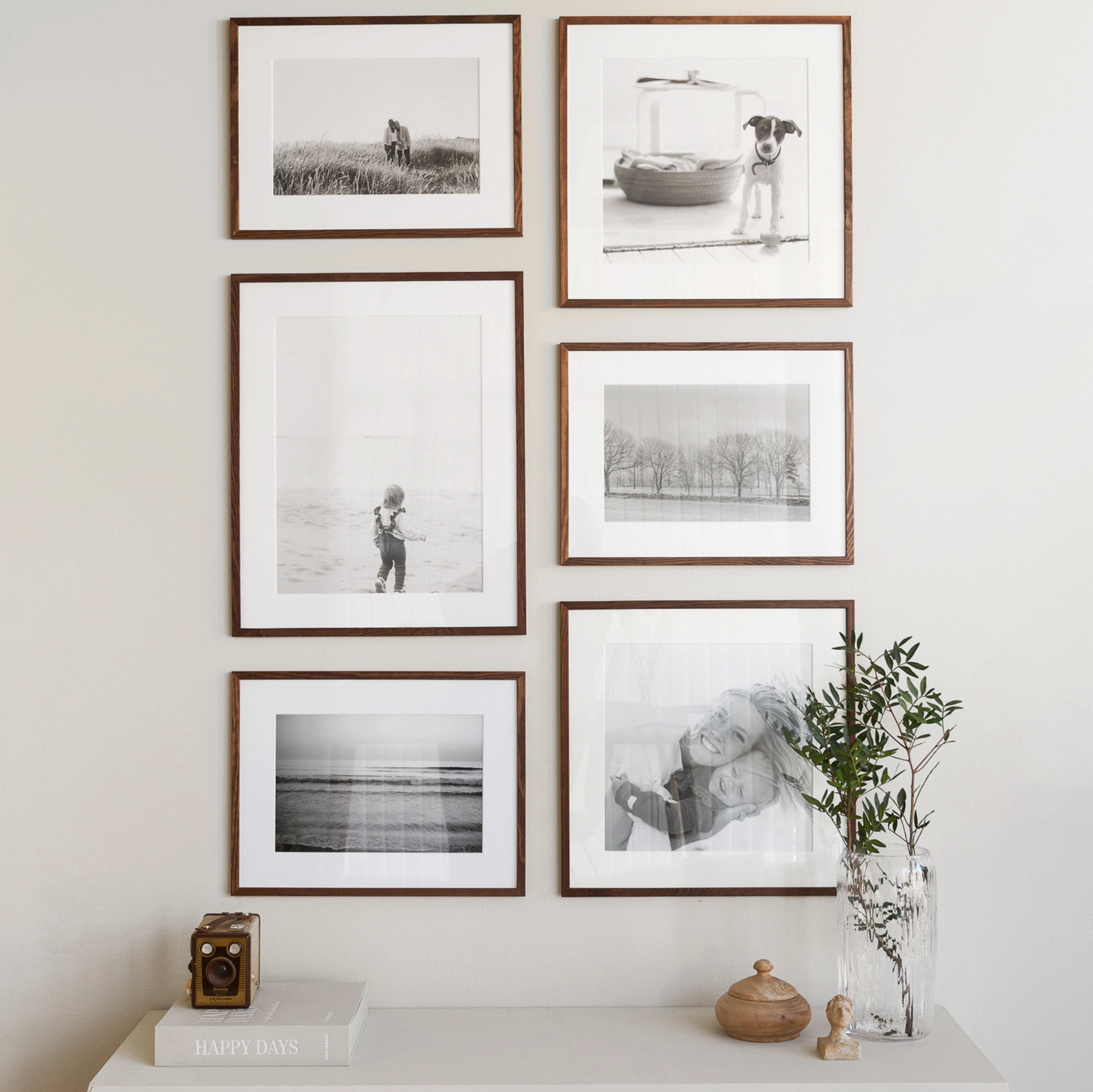Bildevegg med sort hvitt bilder og passepartout