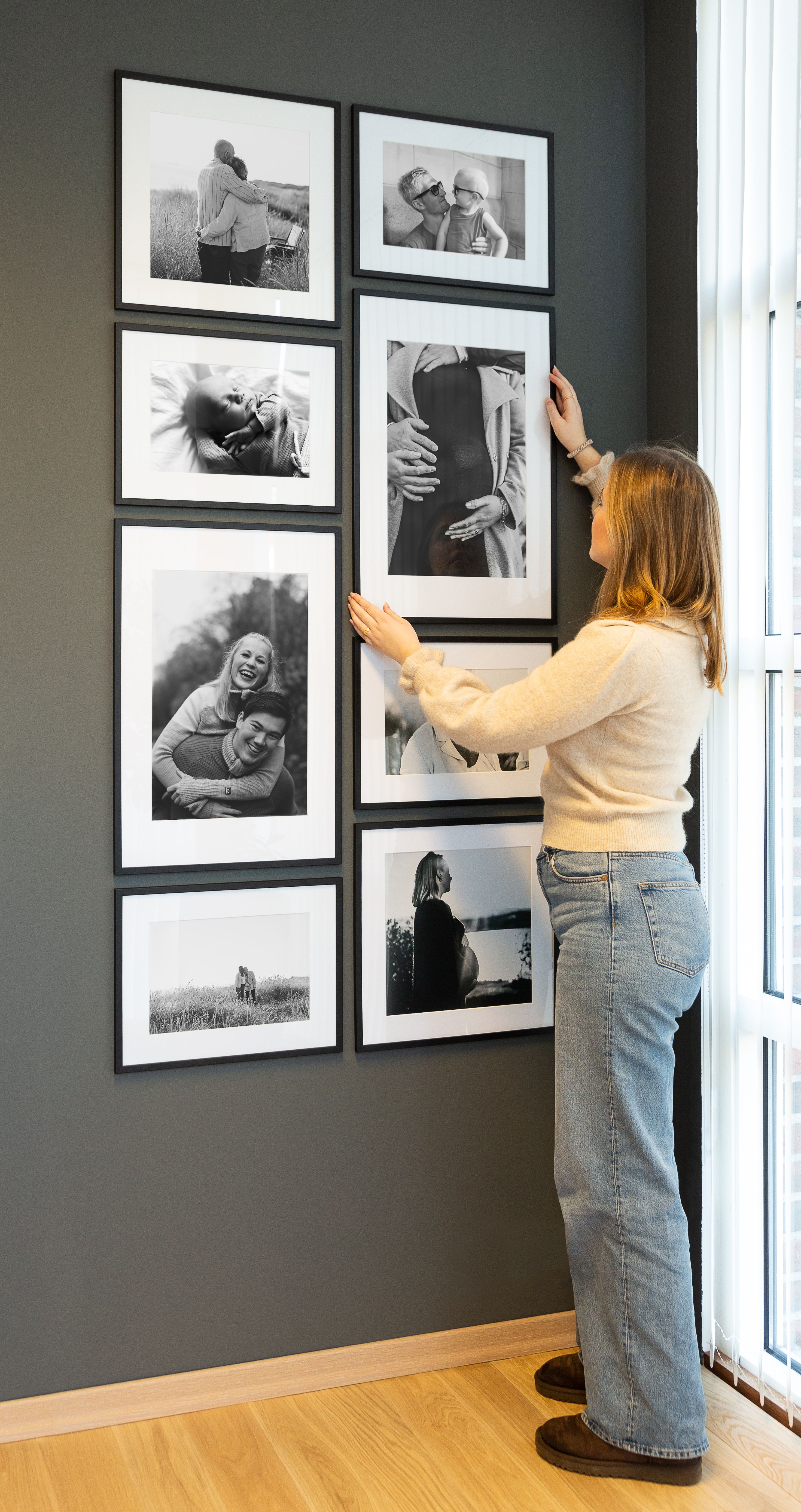 Bildevegg med sort hvitt bilder og passepartout