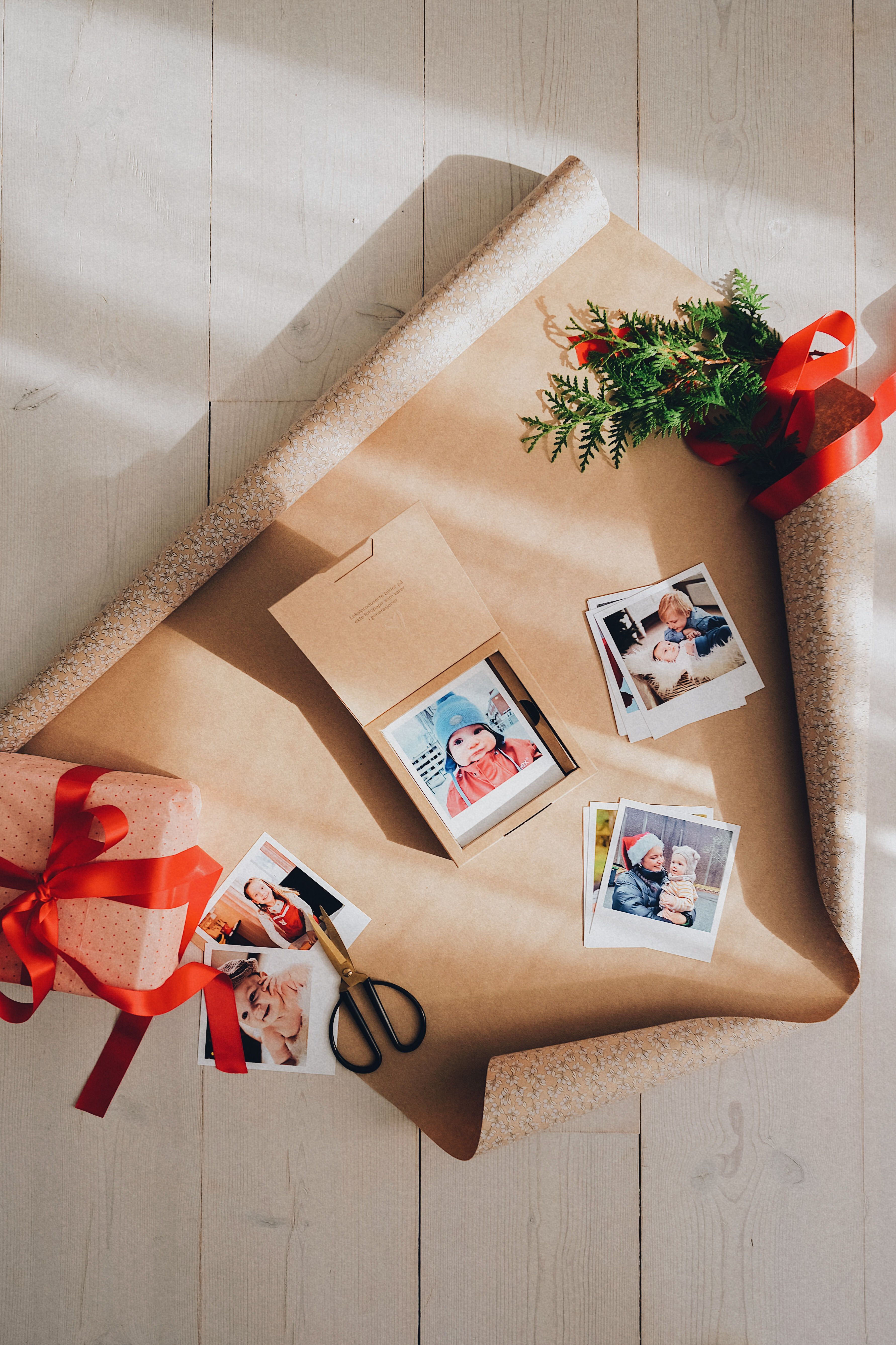 Retrobilder i brun eske som skal pakkes inn