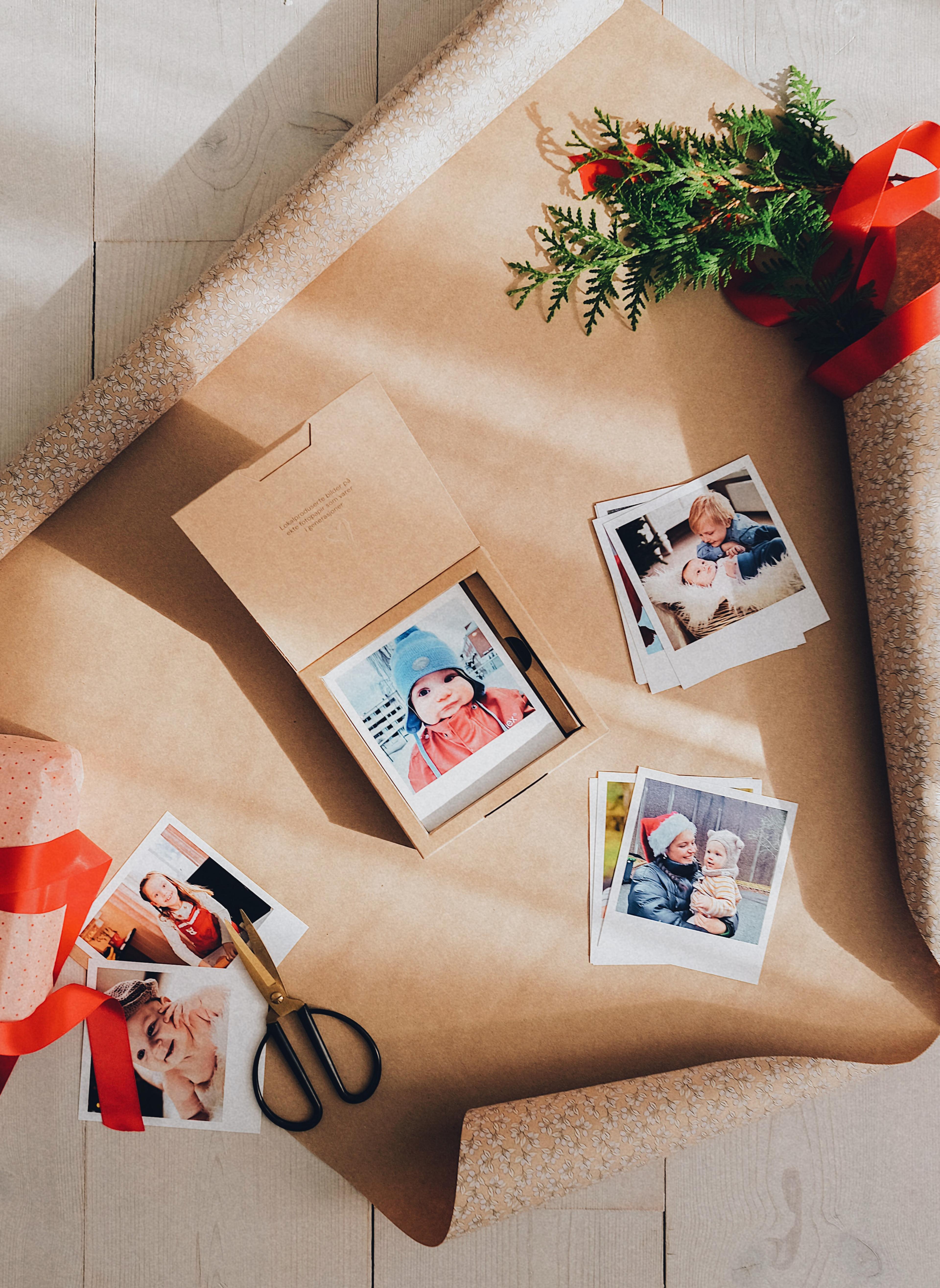 Retrobilder i brun eske som skal pakkes inn