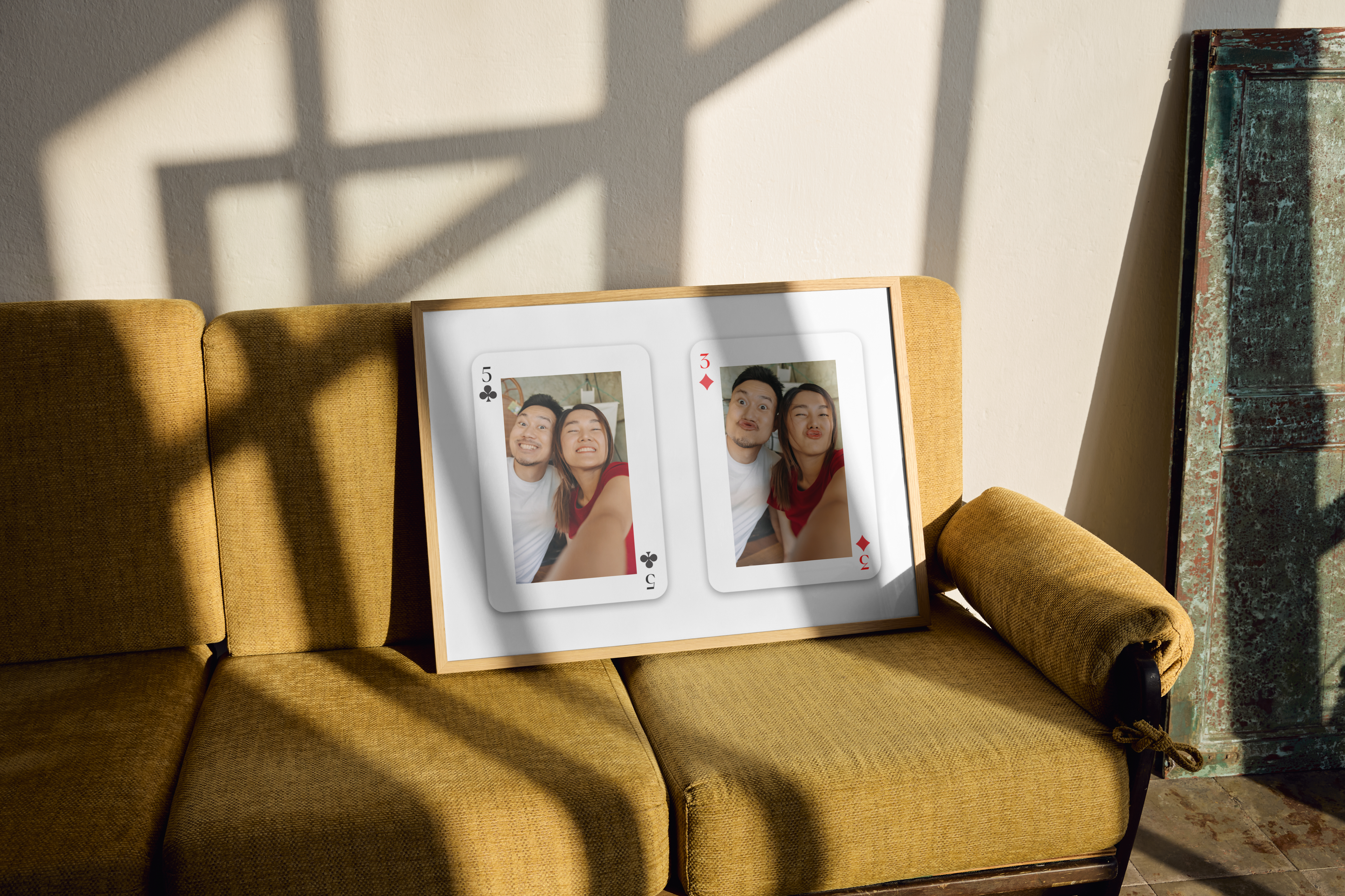 Personlig plakat i en ramme på en sofa