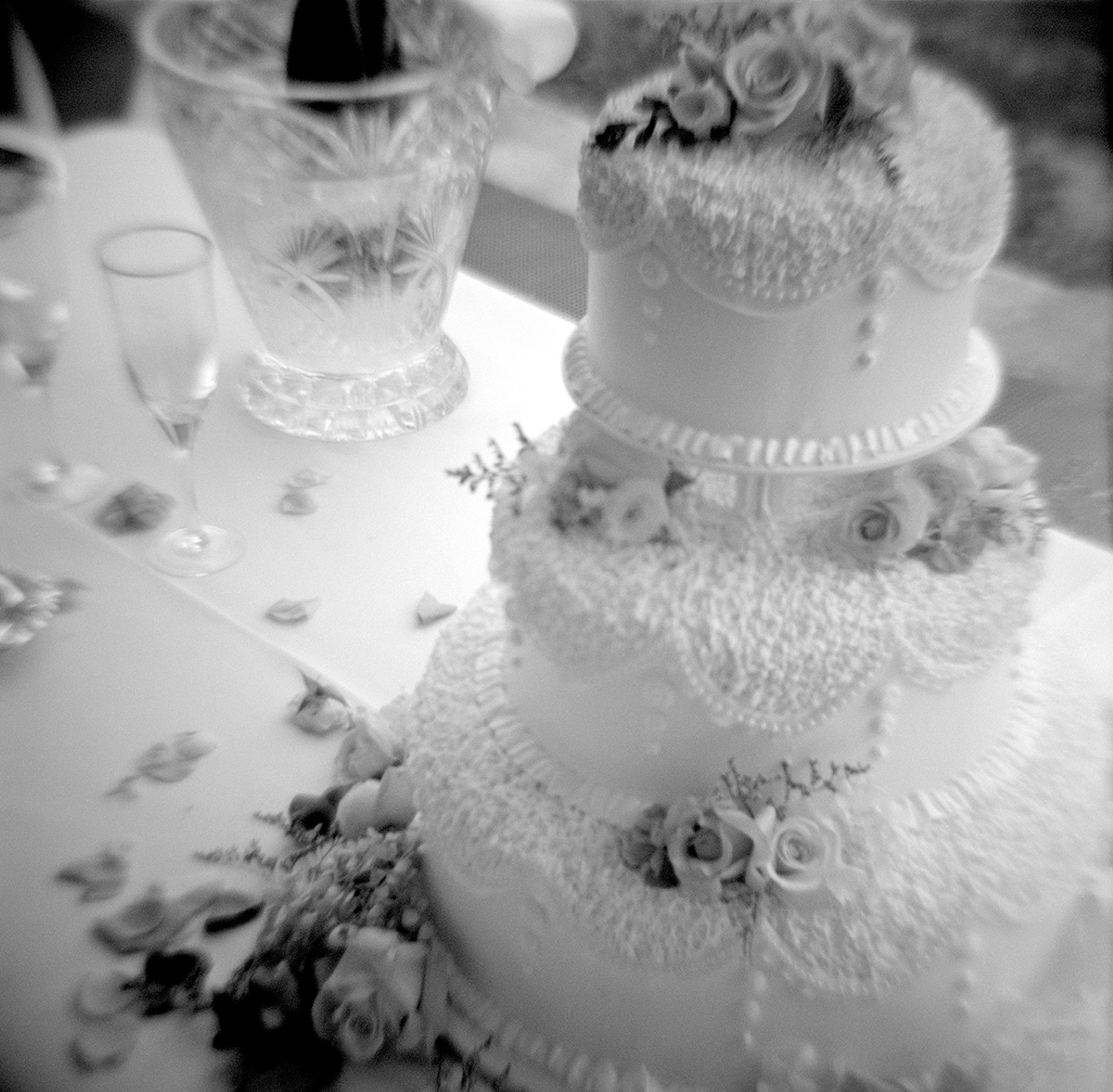 Dekket bryllupsbord med kake