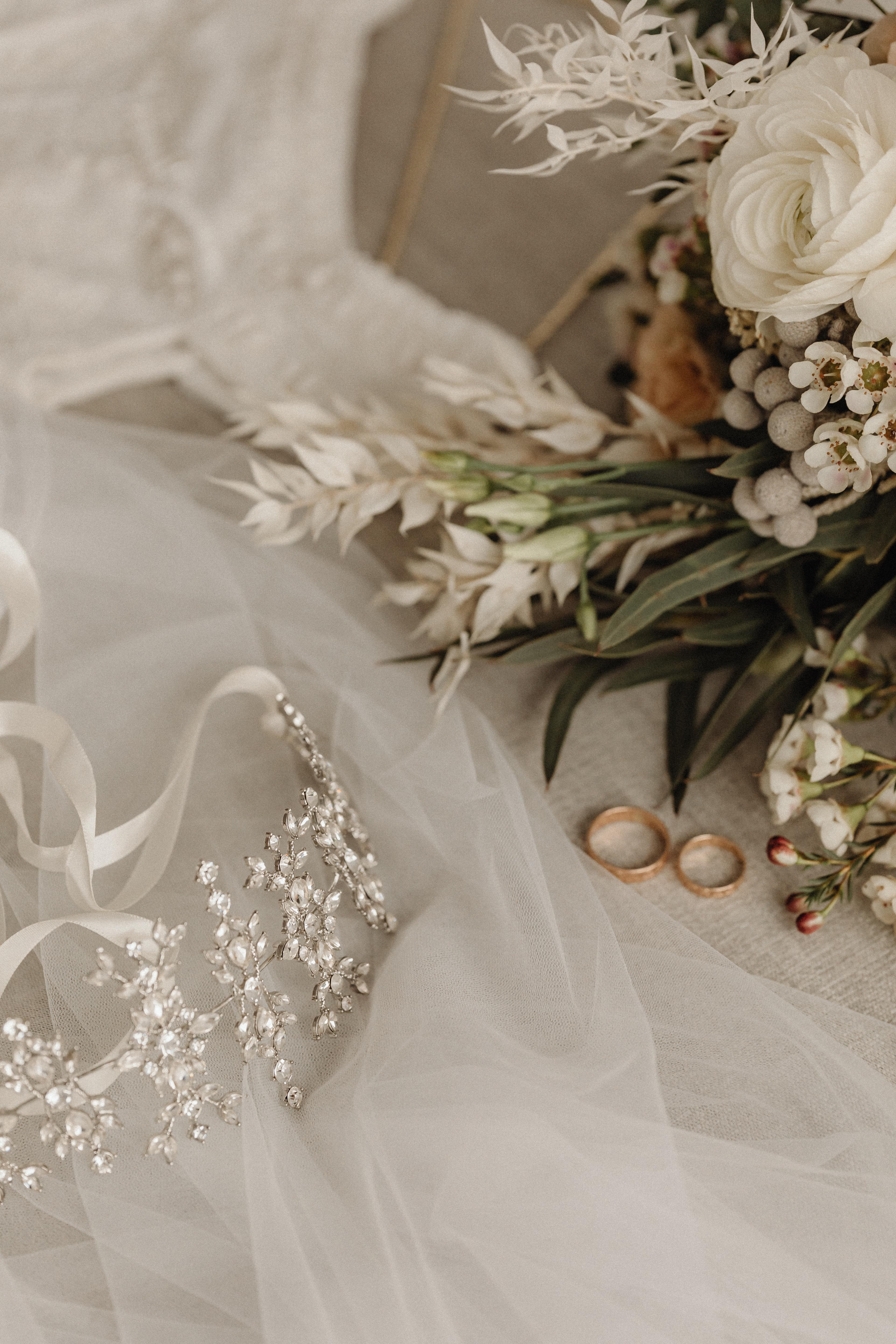 Brudekjole og ringer klart til bryllup - brudefoto - Elite Foto